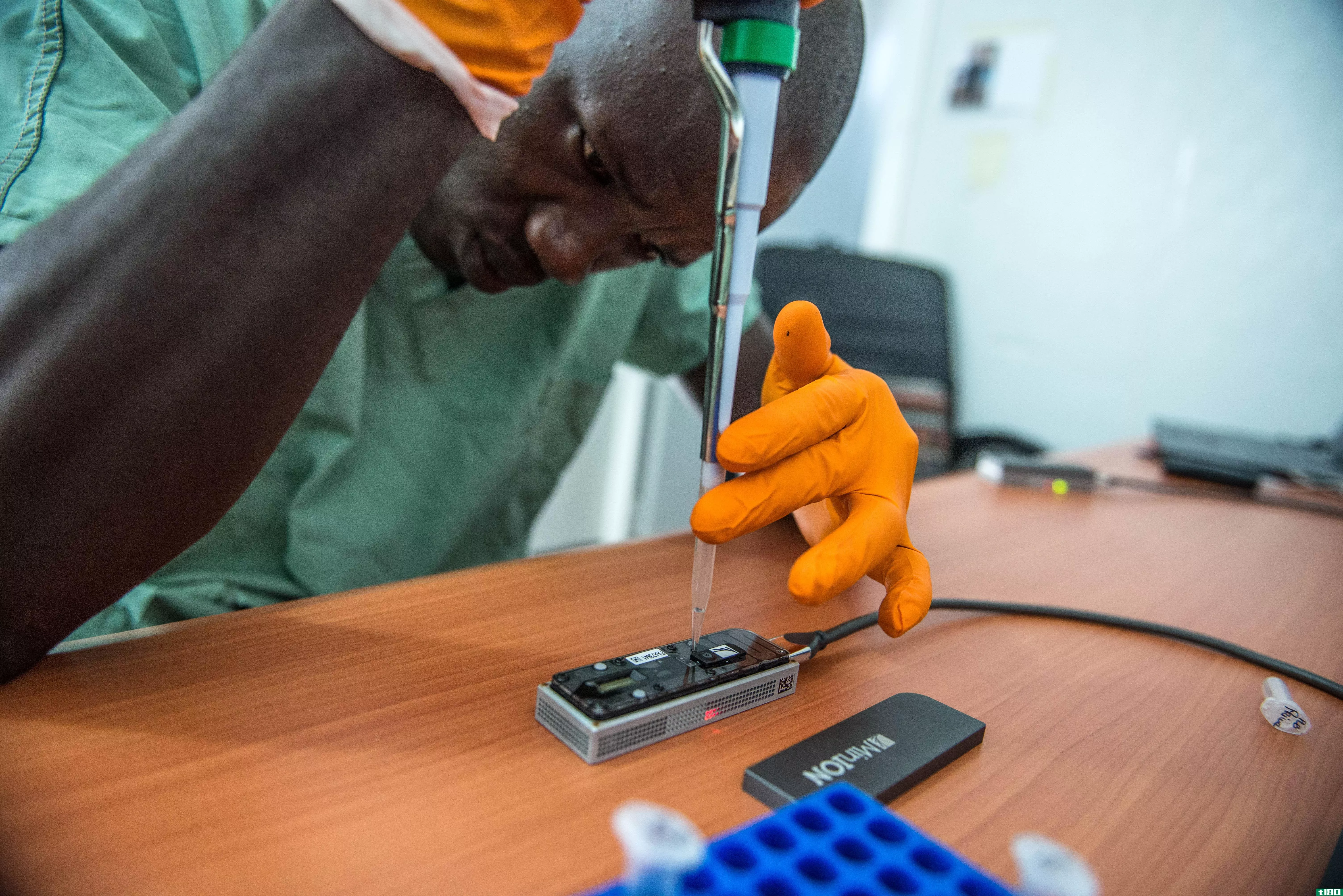 这个“手提箱里的实验室”去年帮助追踪埃博拉病例
