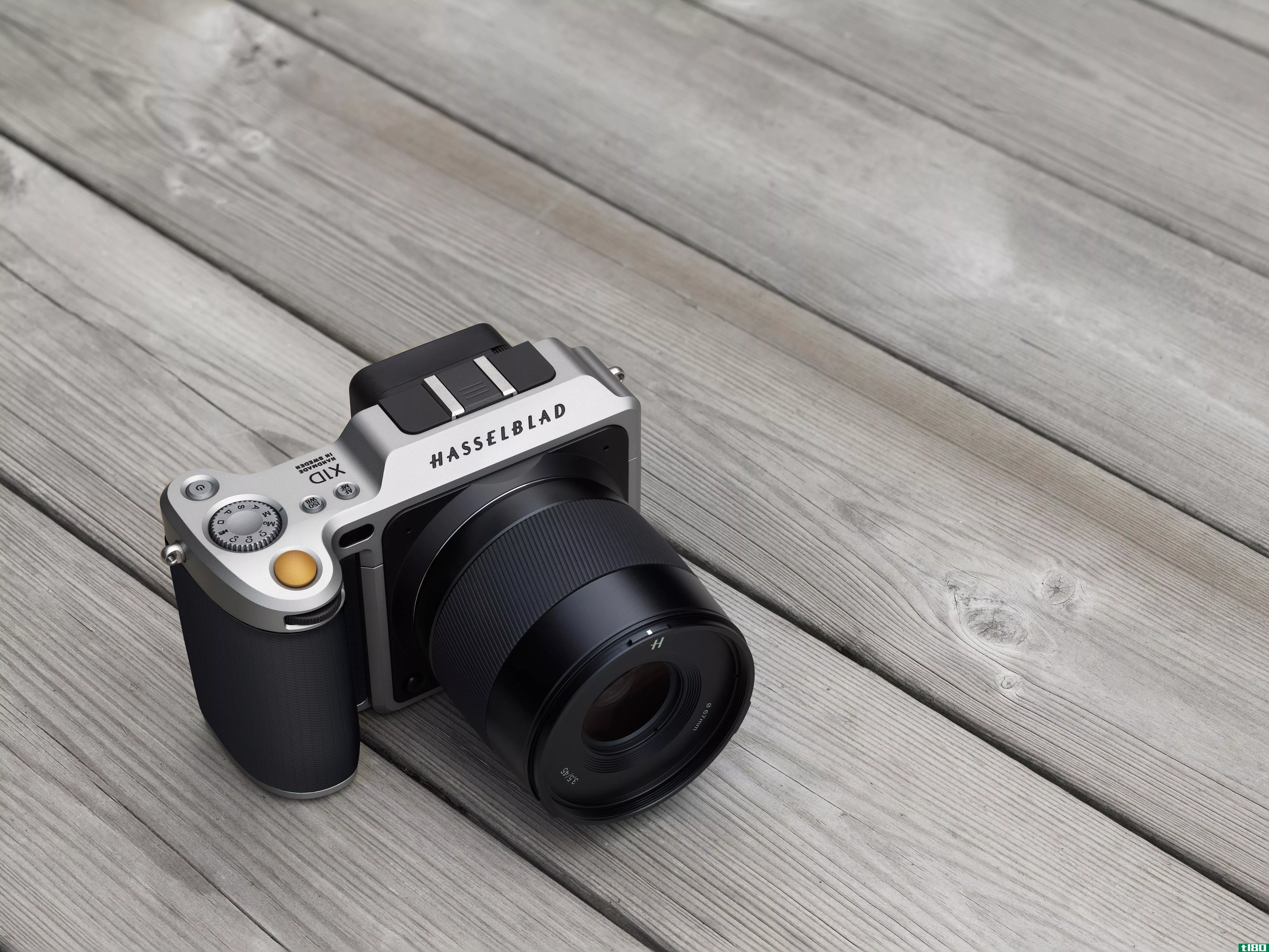 哈塞尔布莱德的新相机将一个巨大的传感器塞进了一个紧凑的框架中