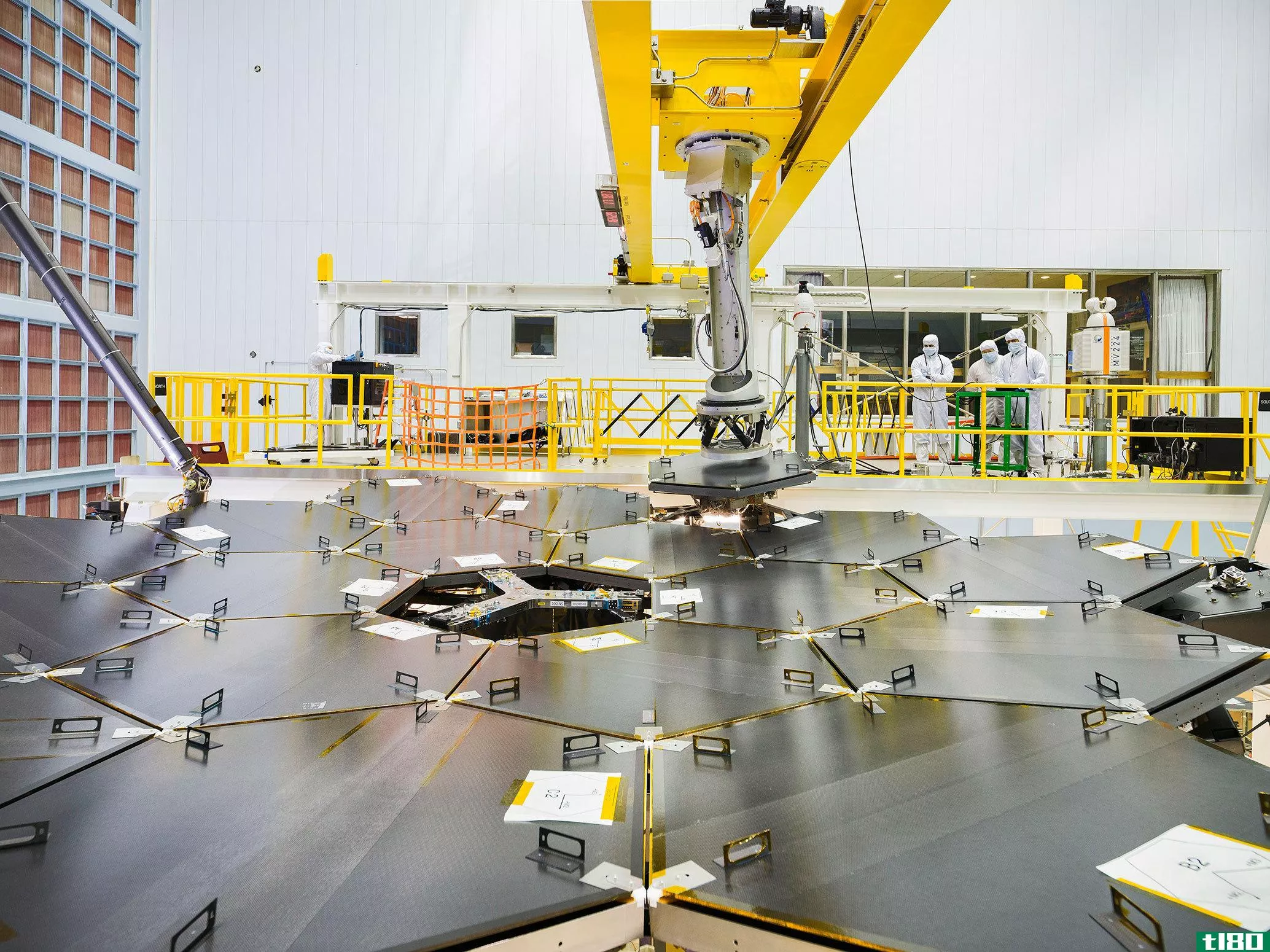 美国宇航局在世界上最强大的太空望远镜上组装主镜