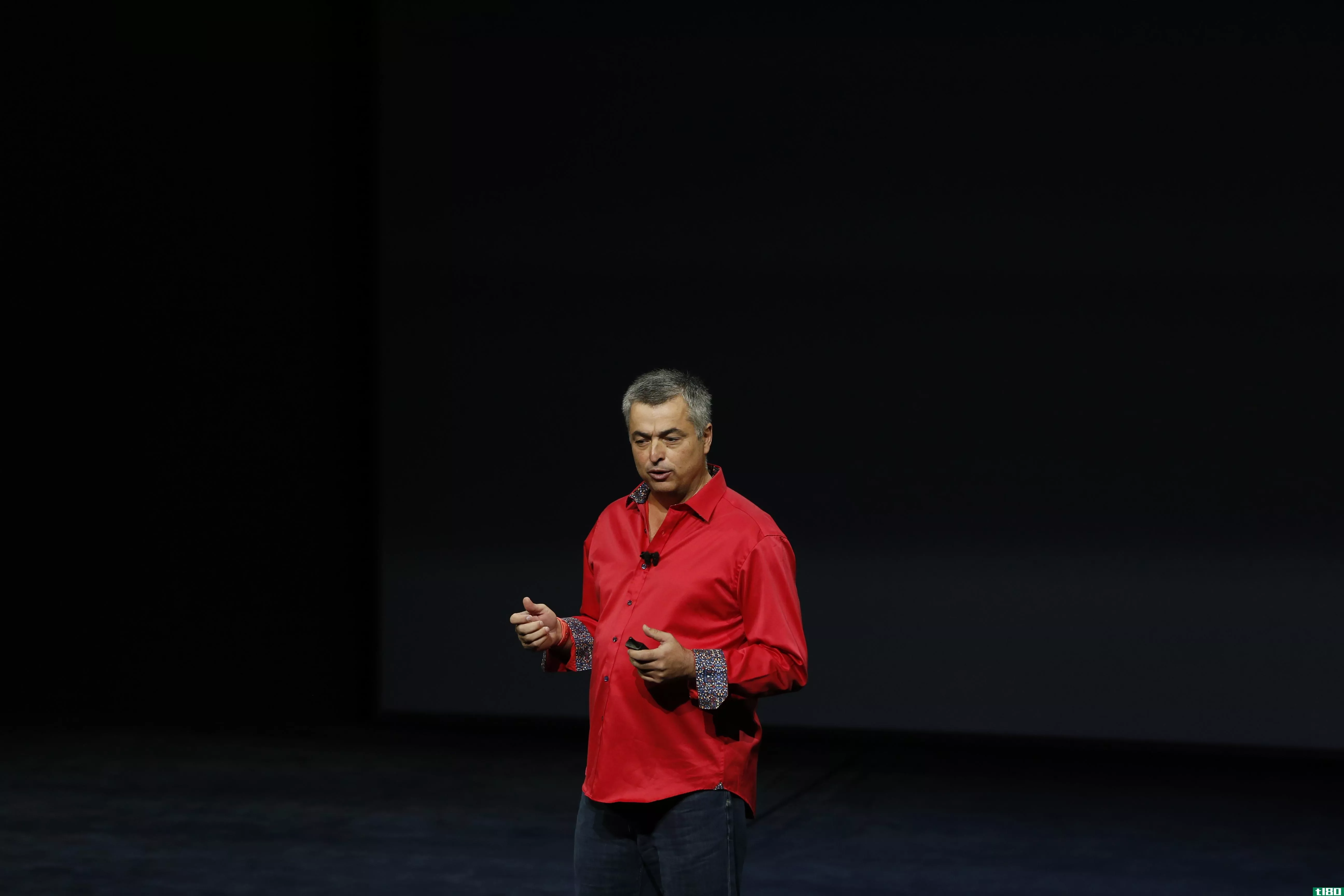 苹果公司的埃迪·库伊说，联邦调查局的加密立场有利于黑客和罪犯