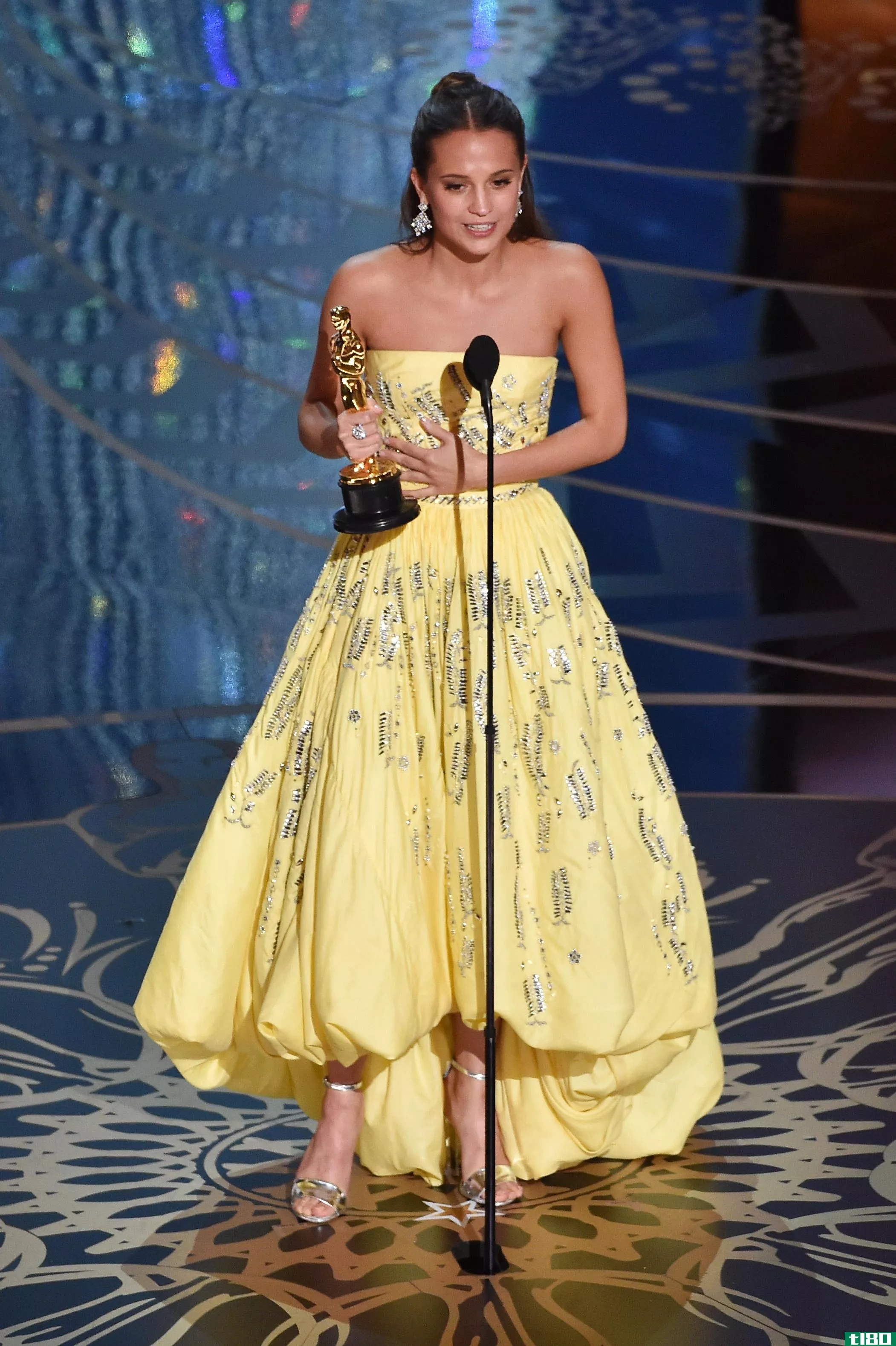 2016年奥斯卡：艾丽西亚·维坎德凭借《丹麦女孩》获得最佳女配角奖