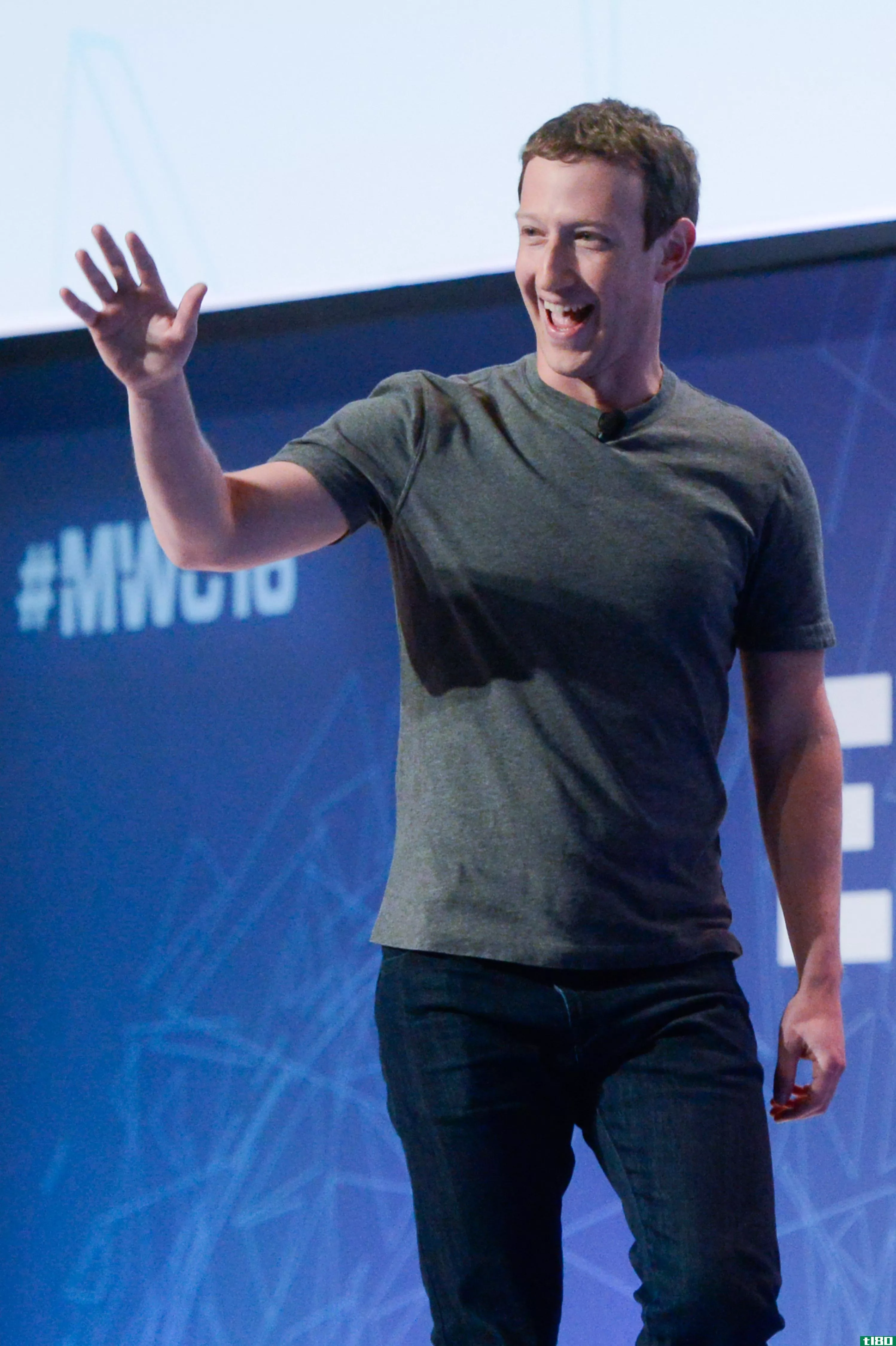 马克•扎克伯格击败蒂姆•库克，成为科技界最受欢迎的首席执行官，尽管他不信任facebook