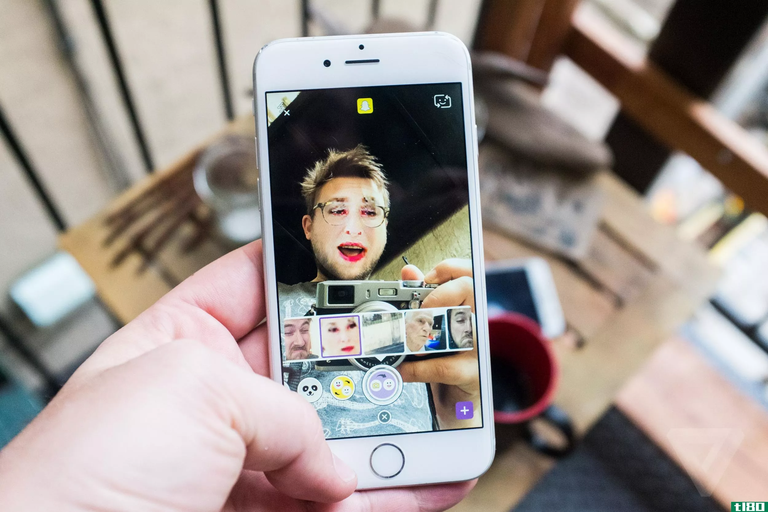 snapchat现在可以让您与您的相机卷中的图片进行面部交换