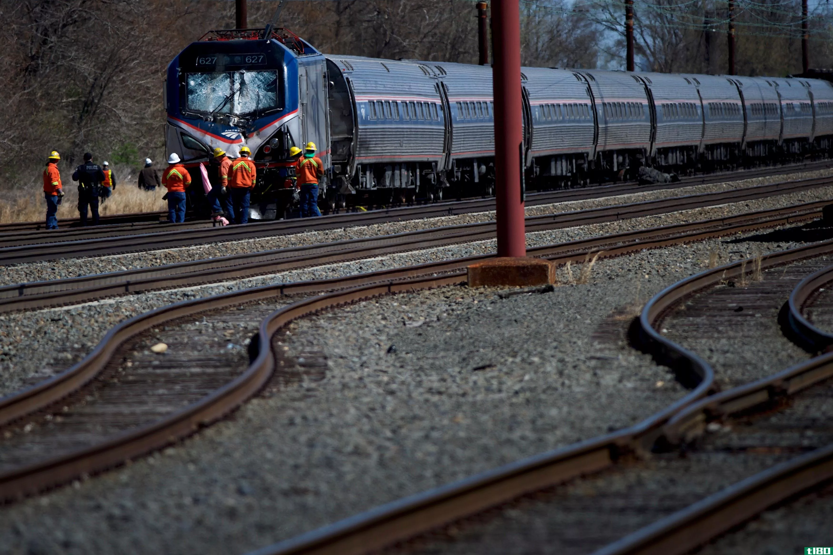 据报道，美国铁路公司（amtrak）列车出轨导致两名工人死亡，原因是一个“巨大的”错误