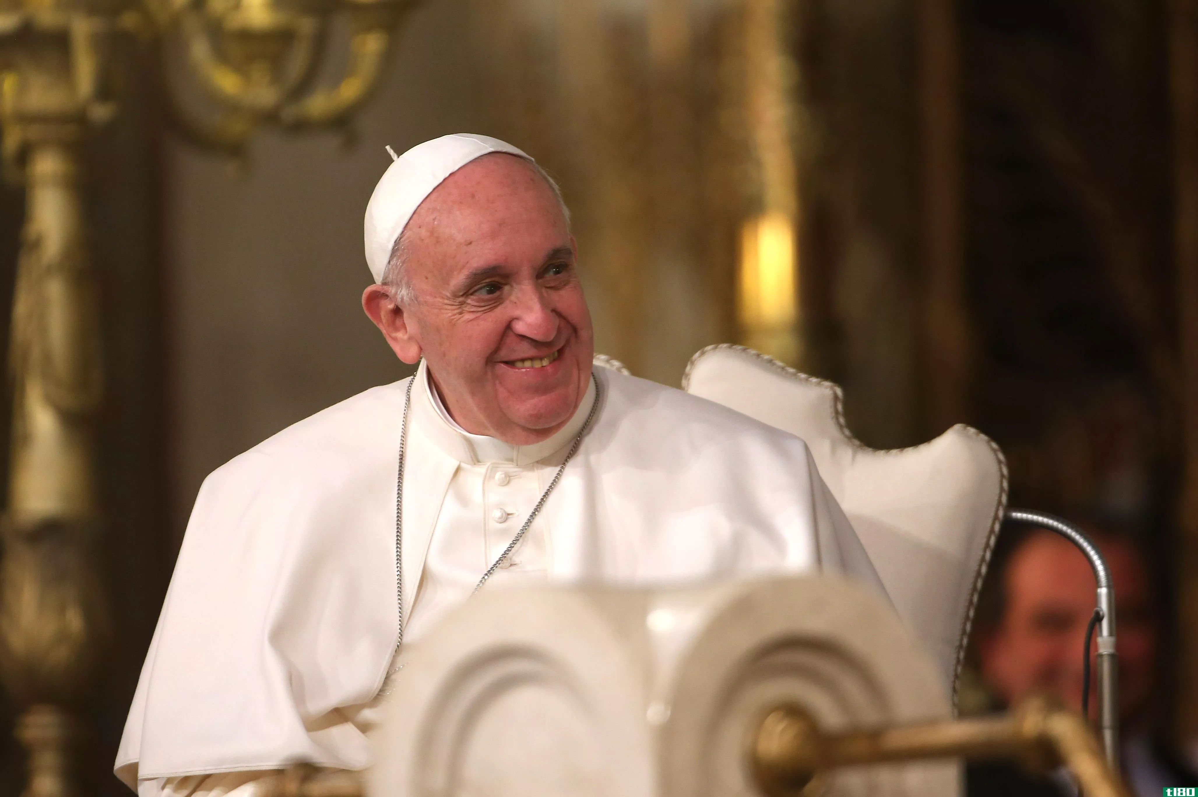 教皇说，在受寨卡影响的国家，避孕措施可能是允许的