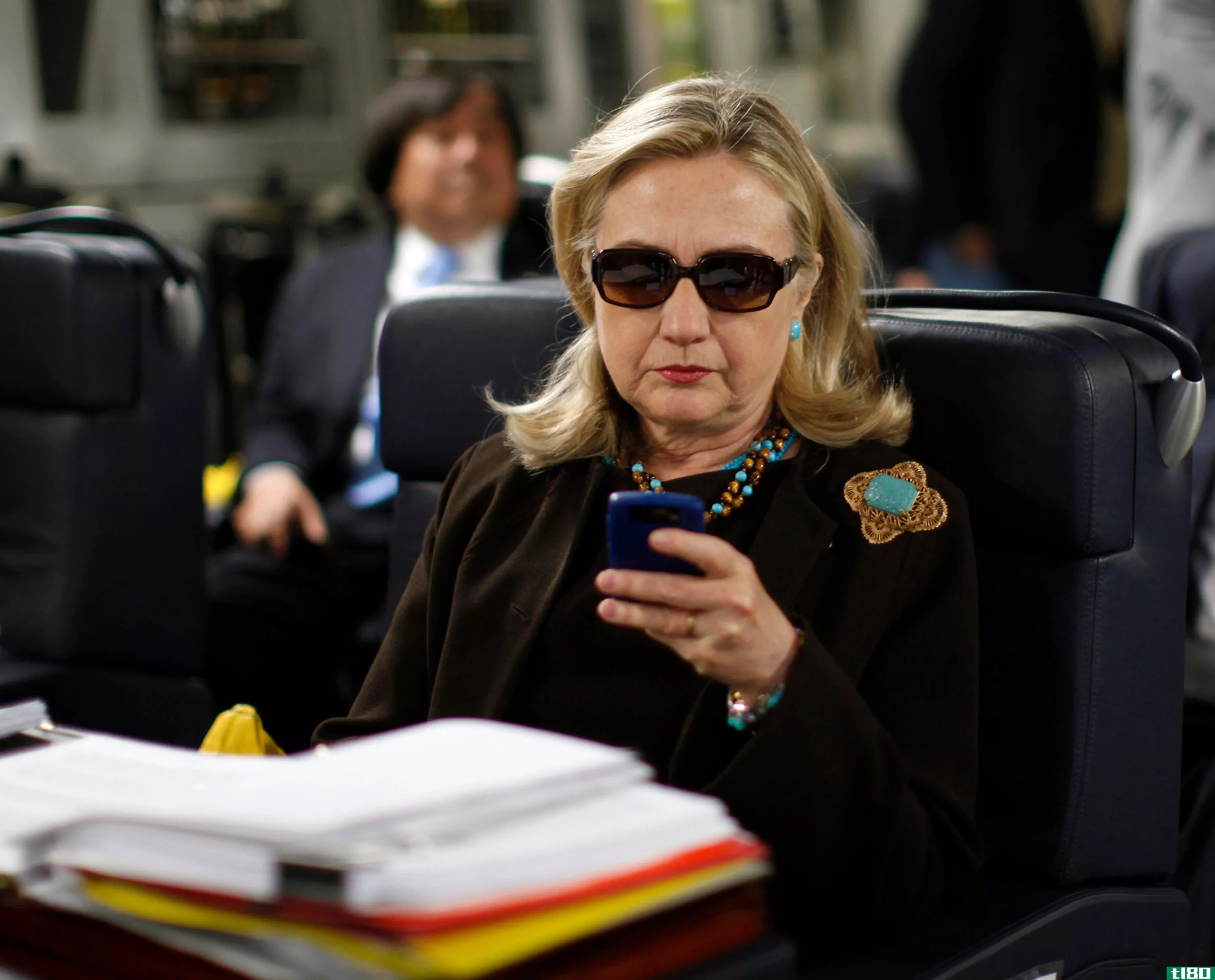 希拉里照片上的短信引发了人们对克林顿在国务院电子邮件习惯的质疑