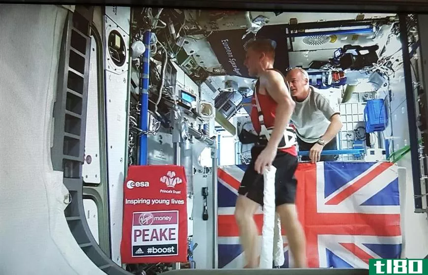 一个宇航员在太空跑了一场马拉松，因为去太空还不够难