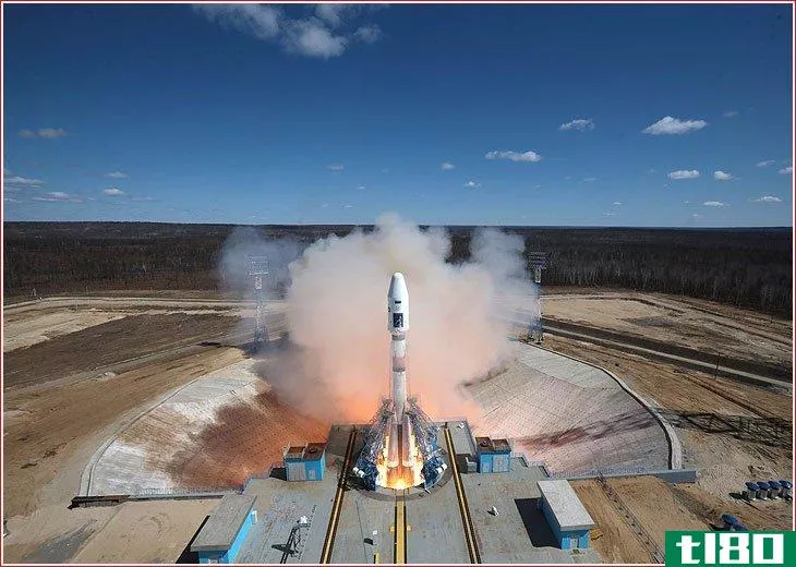 俄罗斯从其崭新的太空港发射第一枚火箭