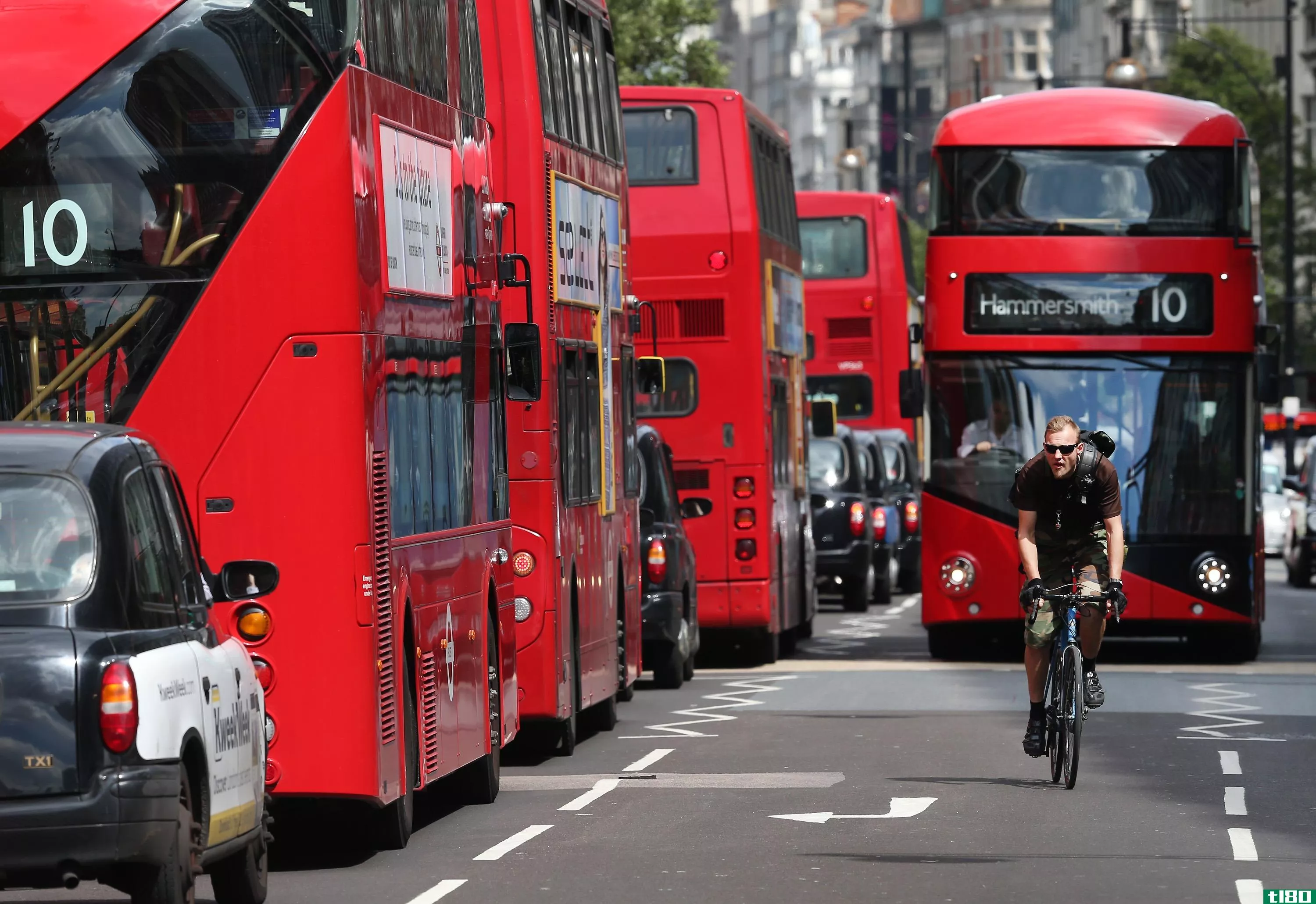 伦敦巴士可以利用你的位置，以广告的形式提供旅行更新
