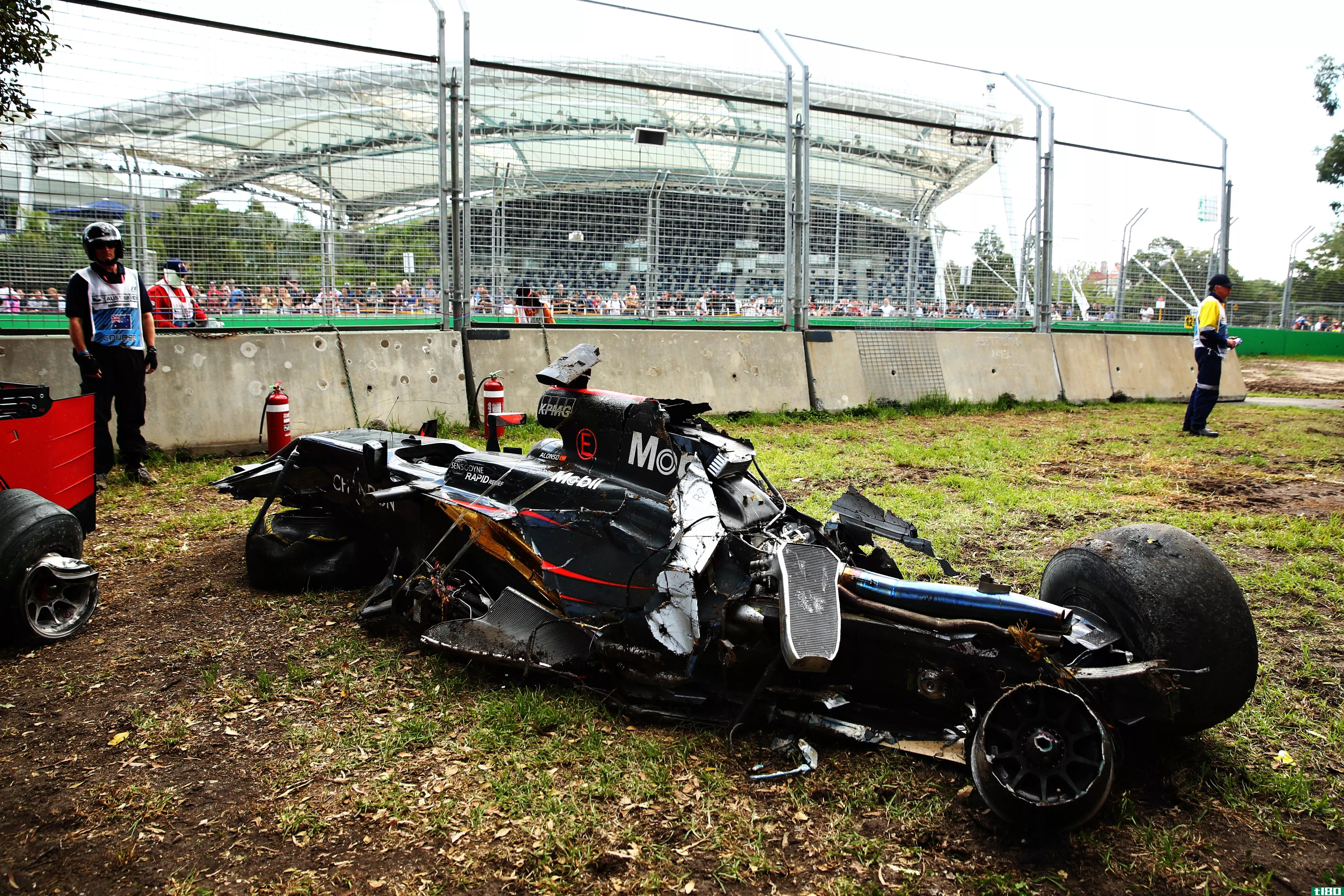 迈凯轮车手在f1采用部分封闭驾驶室前的最后一个赛季经历了一场大车祸