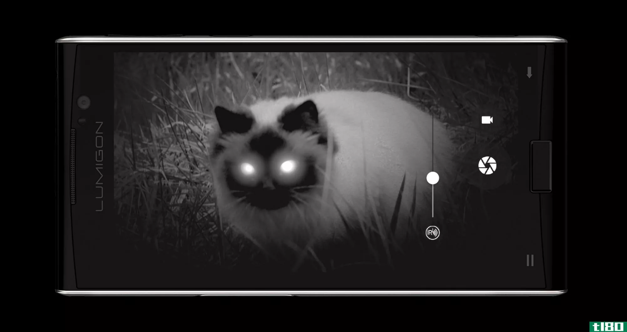 lumigon t3是首款配备夜视摄像头的智能**