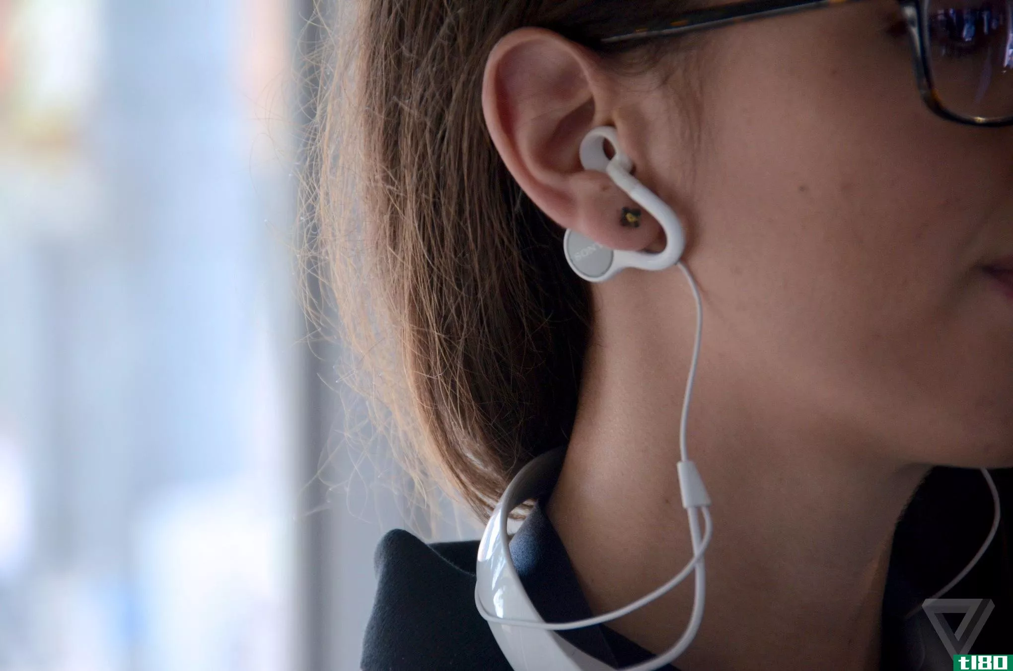索尼的未来概念n耳机不会触碰你的耳朵