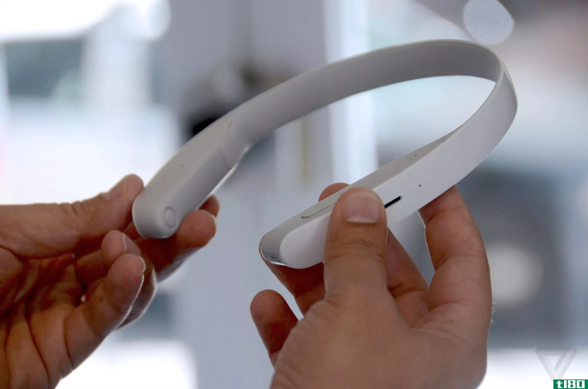 索尼的未来概念n耳机不会触碰你的耳朵