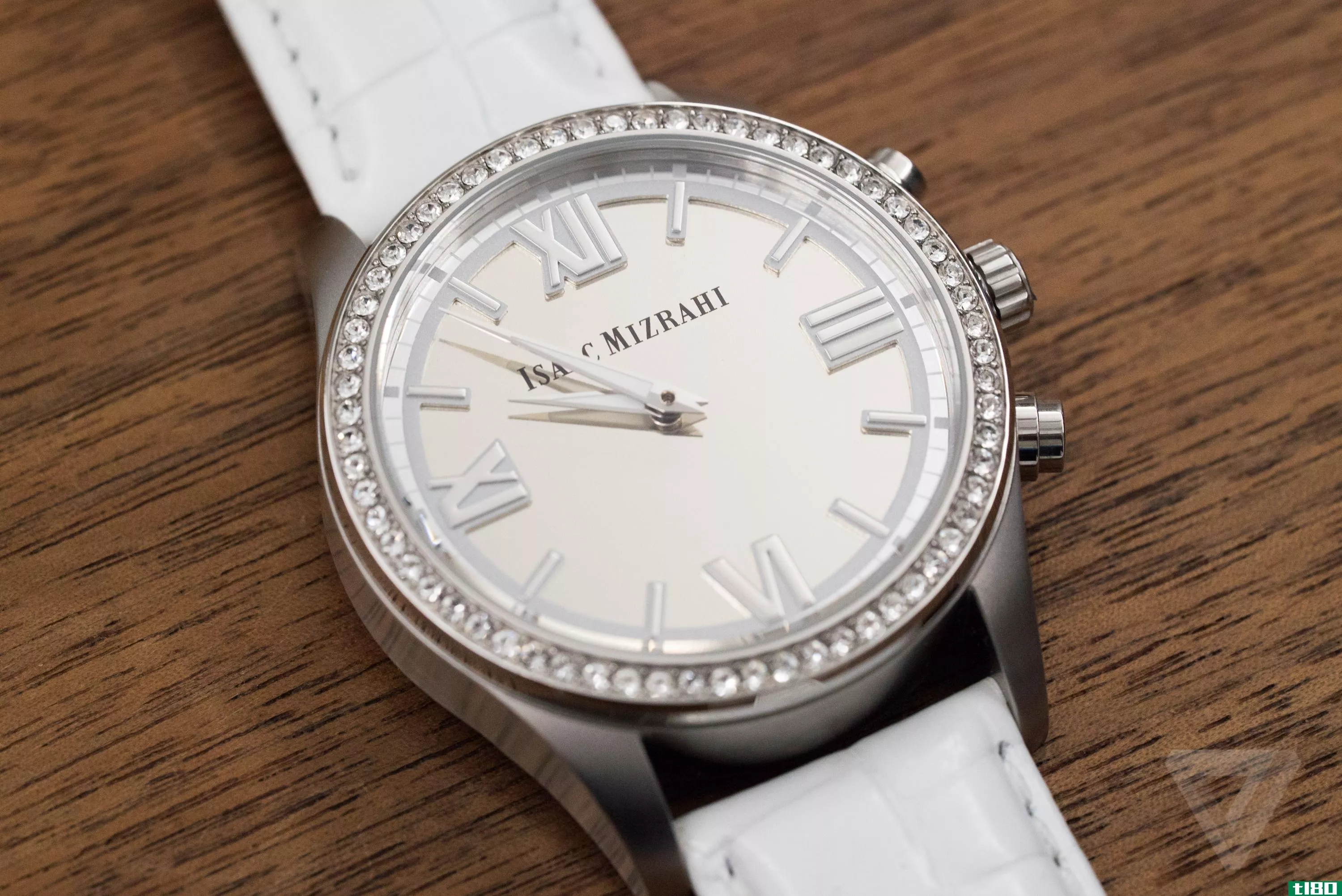 惠普的isaac mizrahi智能手表不过是另一款镶满珠宝的智能手表