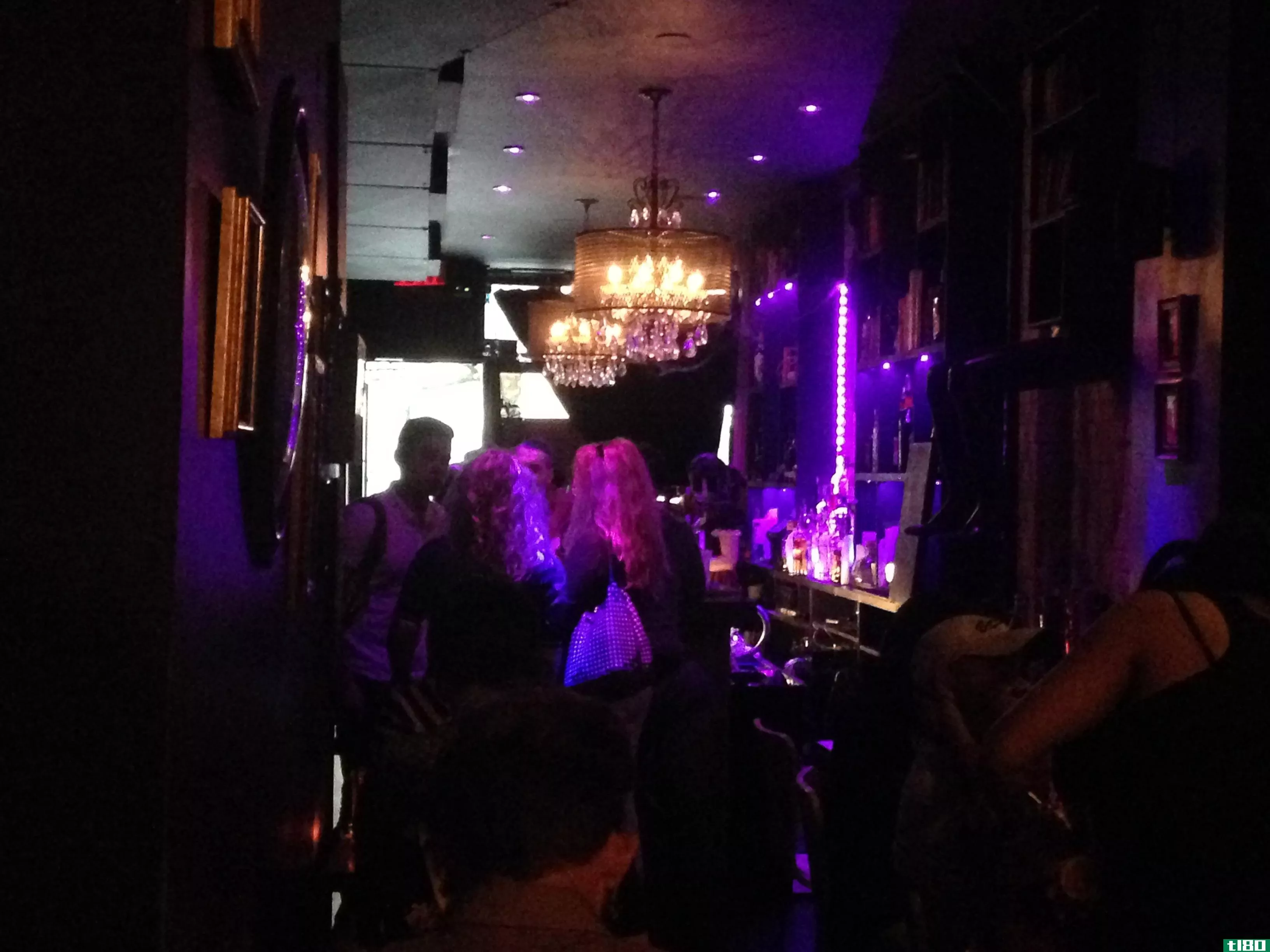 甲壳虫汁，甲壳虫汁，甲壳虫汁：纽约蒂姆伯顿主题酒吧的夜晚