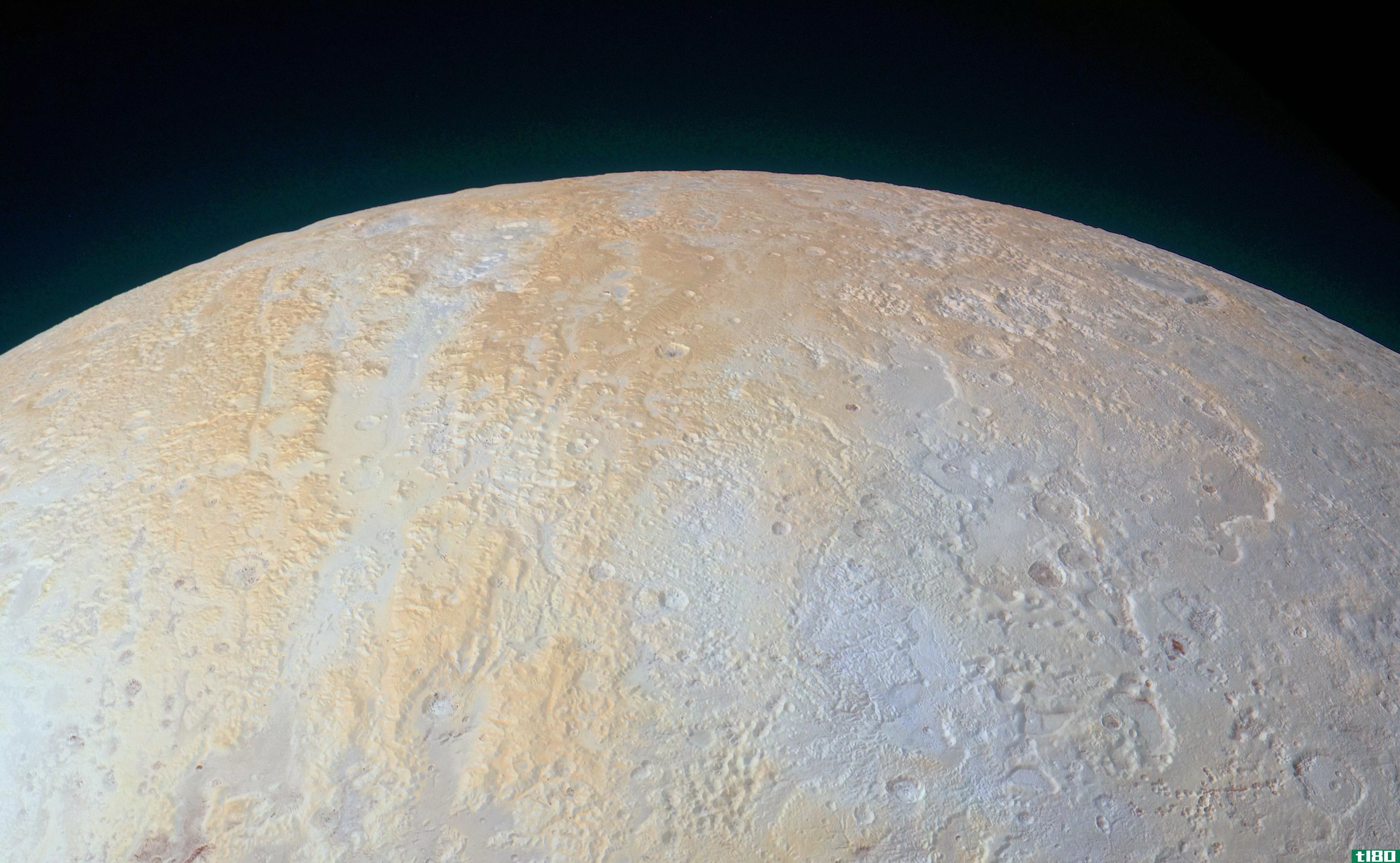 美国宇航局的新照片显示了冥王星北极的峡谷和凹坑