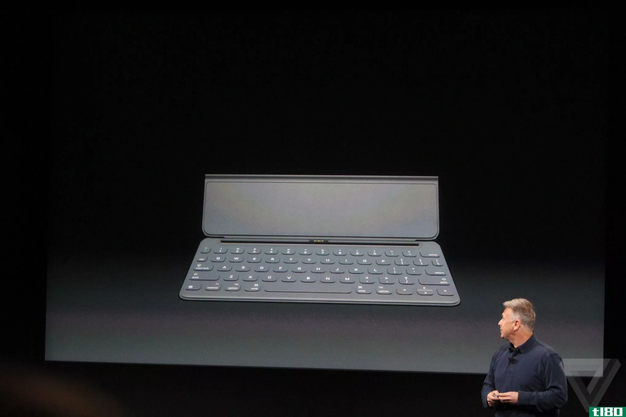 苹果宣布推出一款更小的智能键盘，以适应9.7英寸的ipadpro
