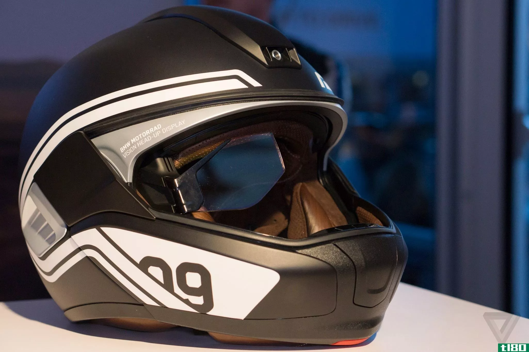 宝马公司制造了一个摩托车头盔，它是用谷歌玻璃的最好的部分制成的