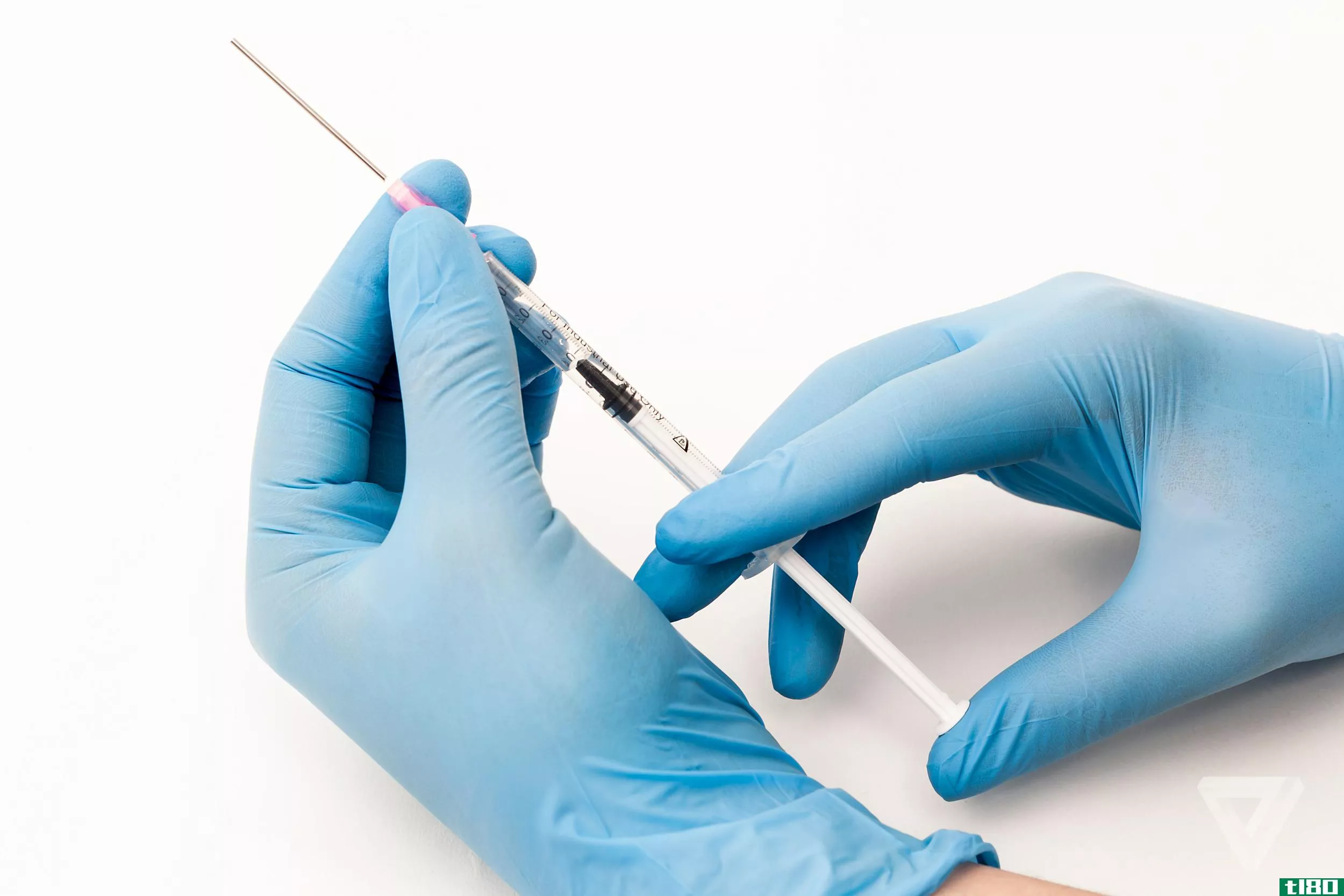 科学家给人们注射登革热病毒以测试疫苗