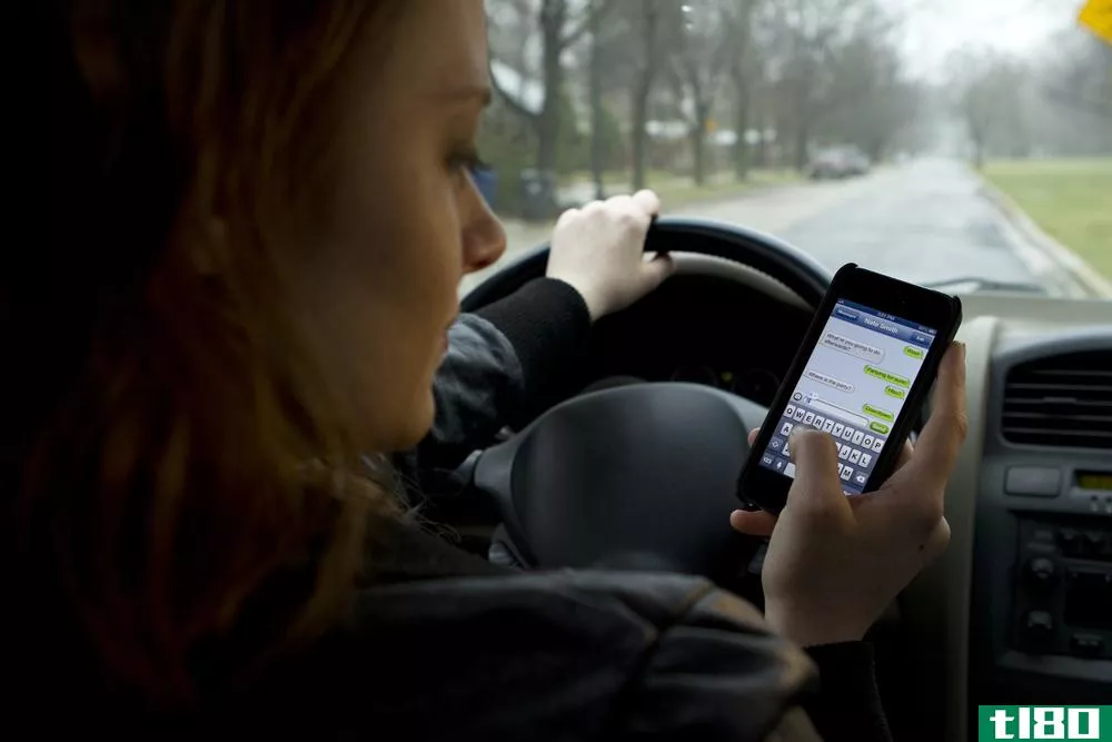 联邦调查局正在敦促智能手机制造商在开车时屏蔽某些应用程序