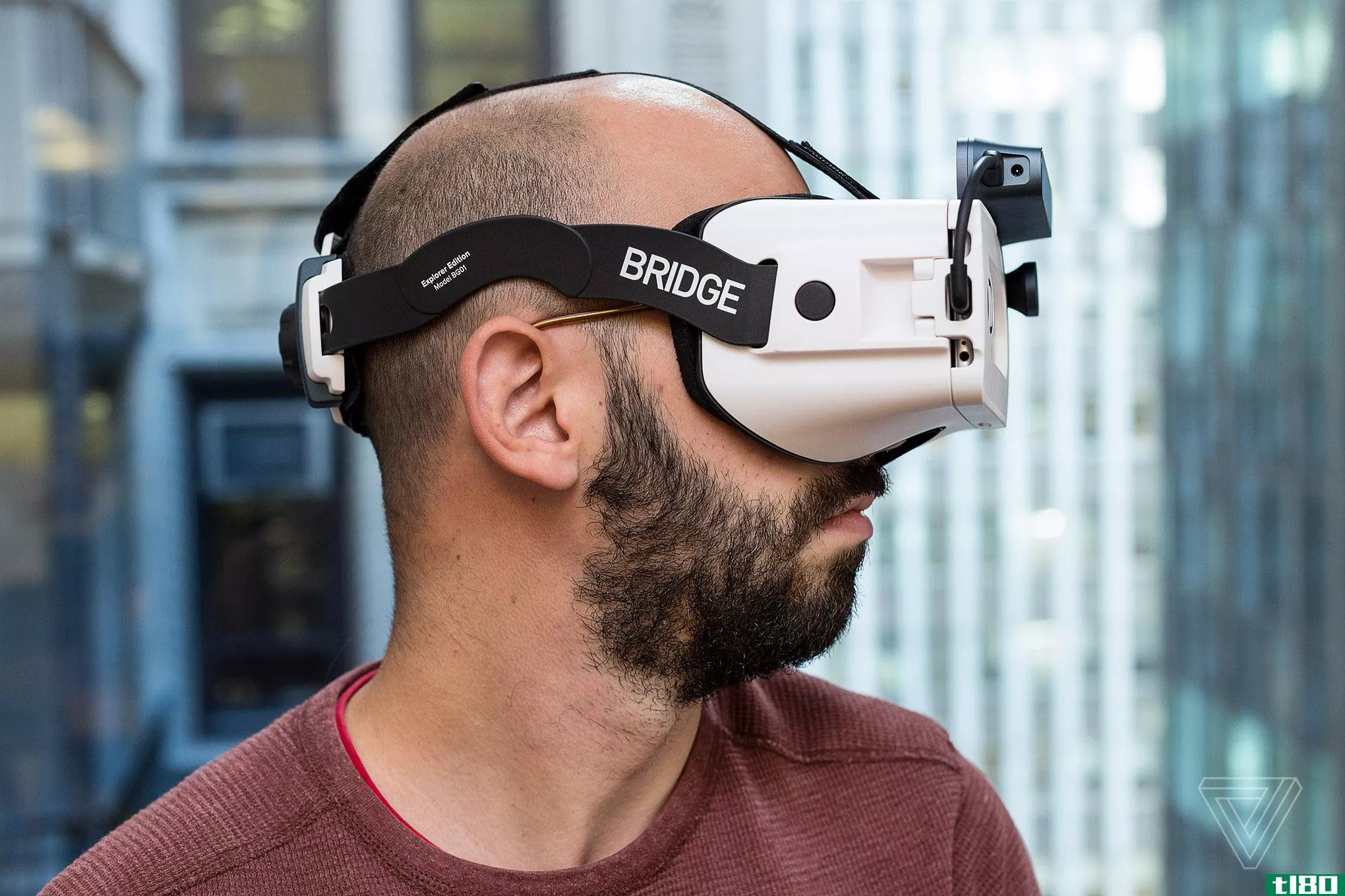 bridge是一款新的耳机，可以让您将虚拟对象与现实世界混合