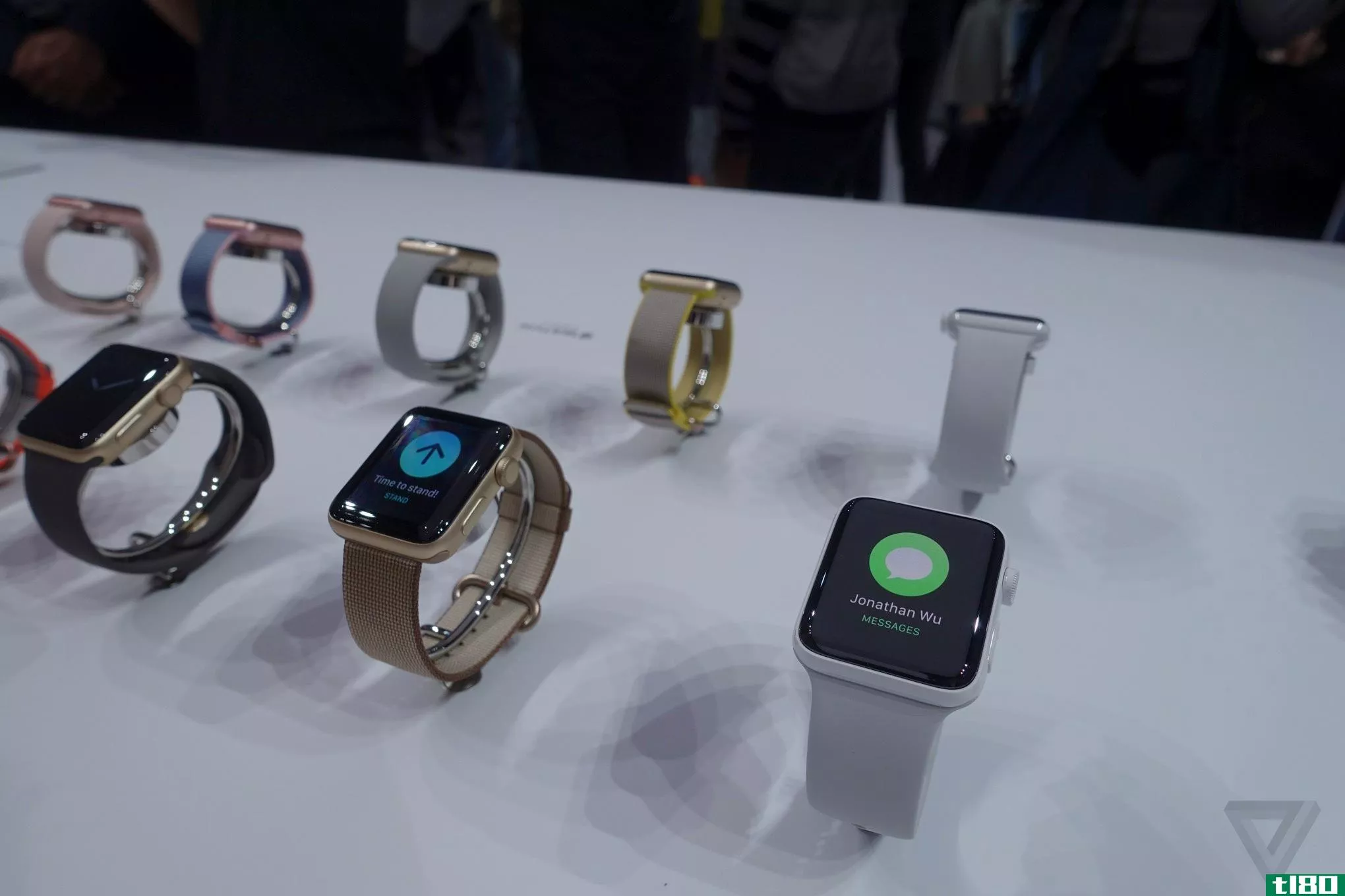 近距离观看全新apple watch系列2：防水、内置gps和nike主题手表