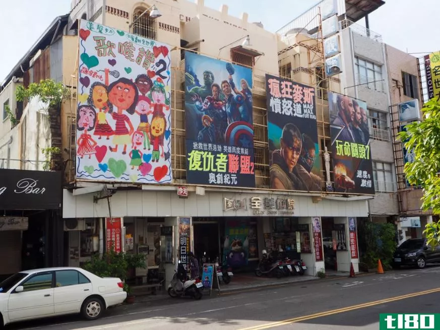 在台湾剧院手工绘制每张海报，制作你自己的布拉德利·库珀肖像