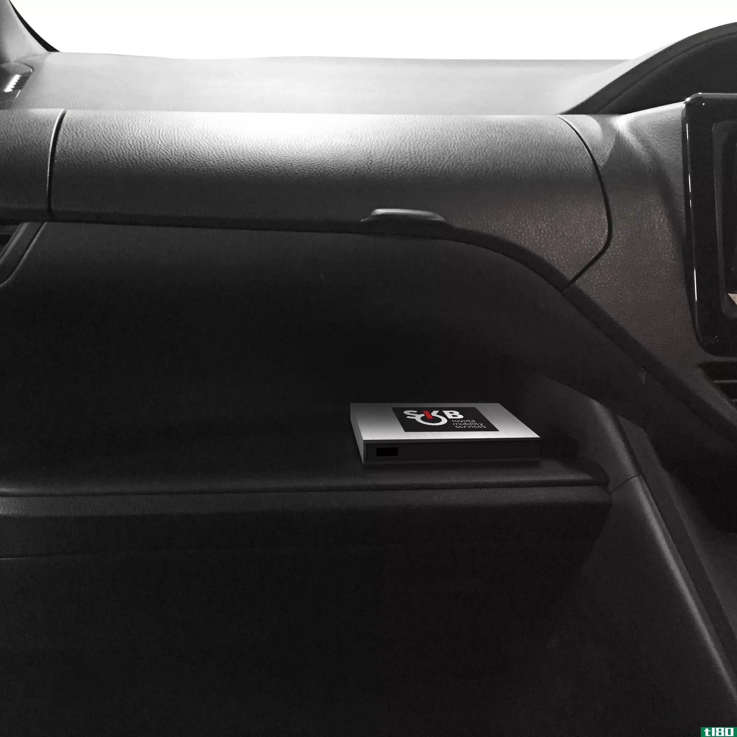 丰田发明了一种能把你的智能手机变成汽车钥匙的盒子