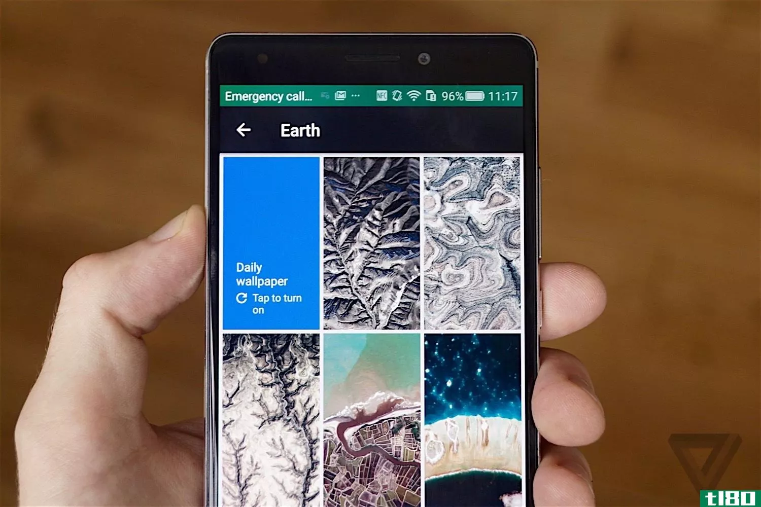 谷歌的新墙纸应用程序给你的手机带来了新鲜的感觉
