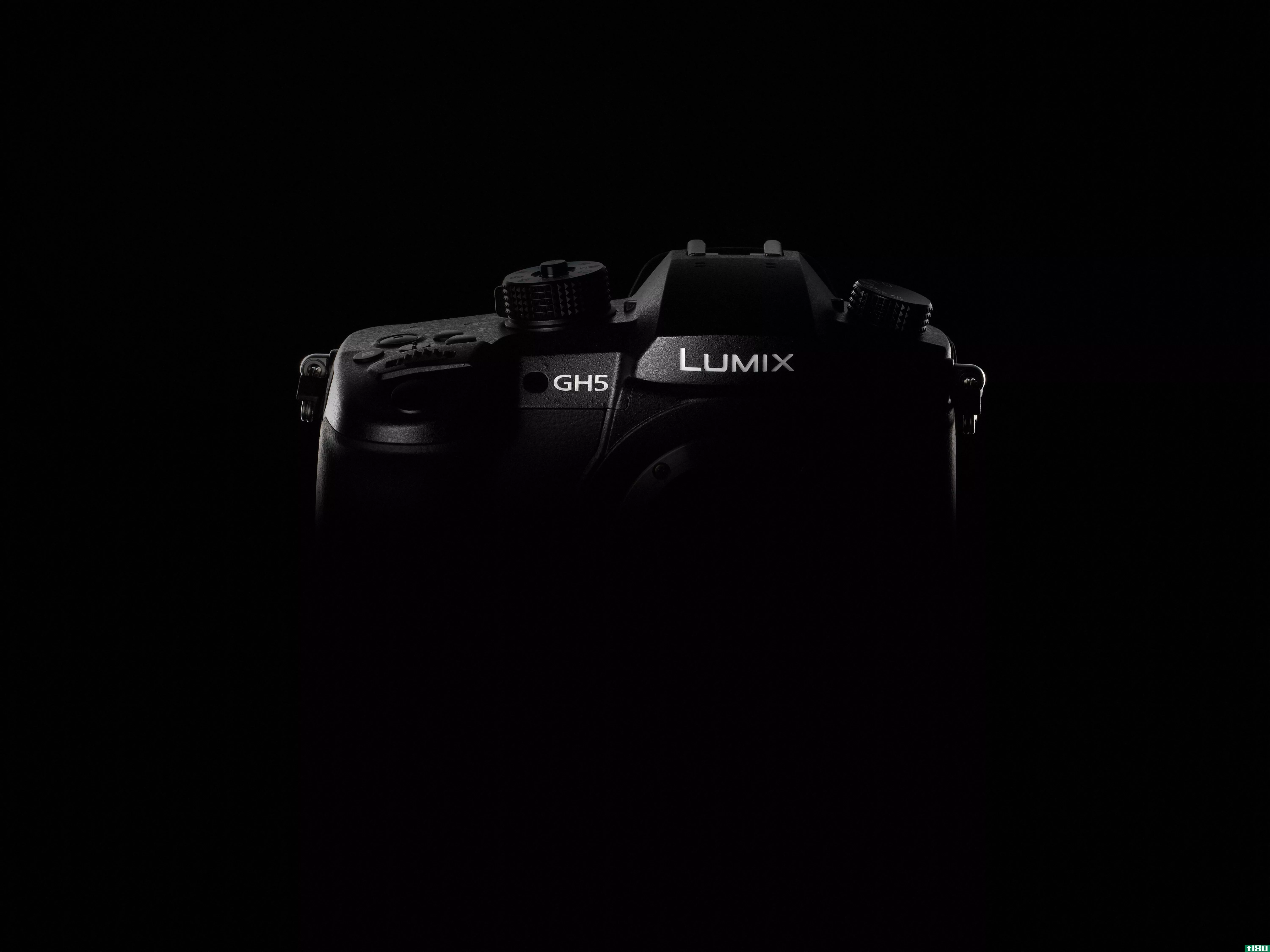 松下的lumixgh5可以拍摄4k的60p视频和6k的静像