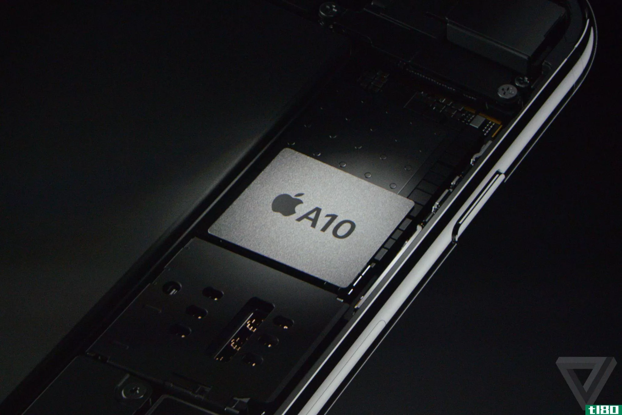 苹果新推出的a10 fusion处理器比原来的iphone快120倍