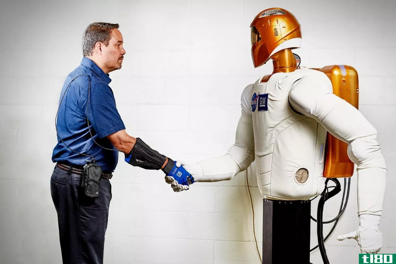 美国国家航空航天局和通用汽车公司设计的机器人将帮助工厂工人抓紧时间