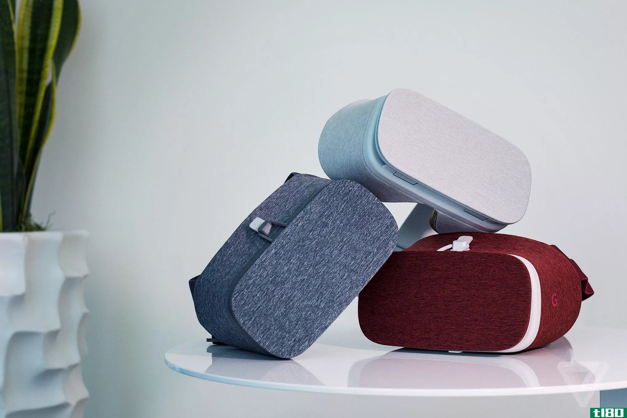 谷歌的daydream view vr耳机现在有深红色和白色两种颜色
