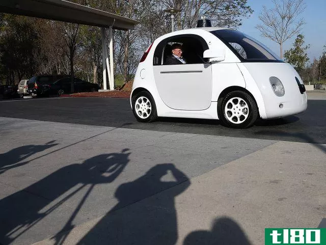 谷歌不再开发自己的自动驾驶汽车：报道