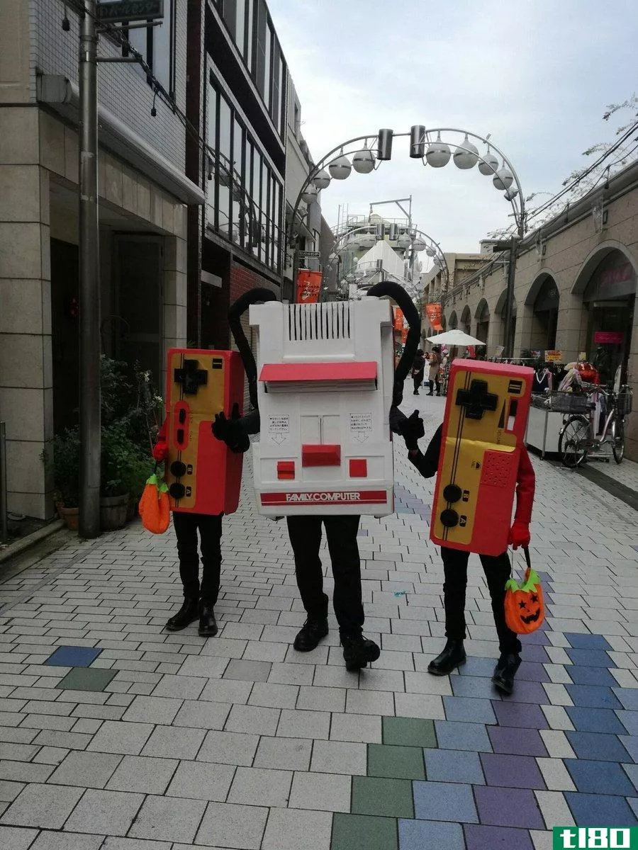 一个人类大小的机器人正在日本漫游寻找万圣节糖果