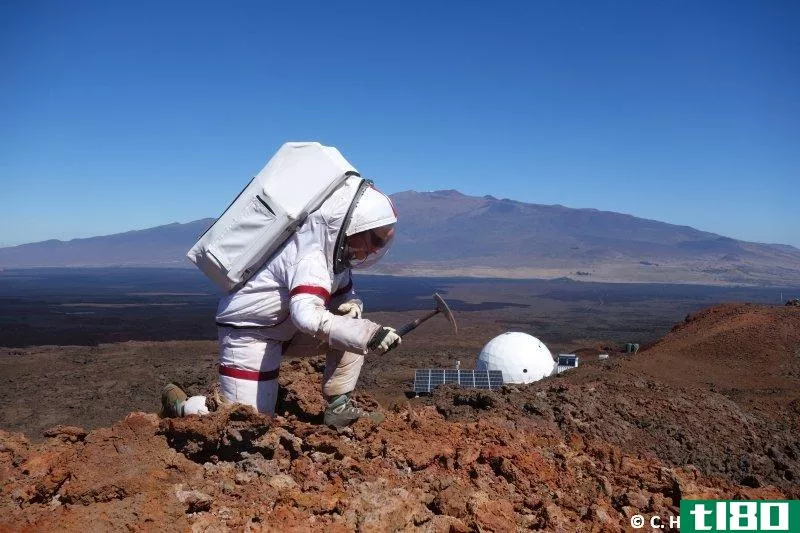 为期一年的模拟火星任务的机组人员终于从夏威夷的栖息地获释