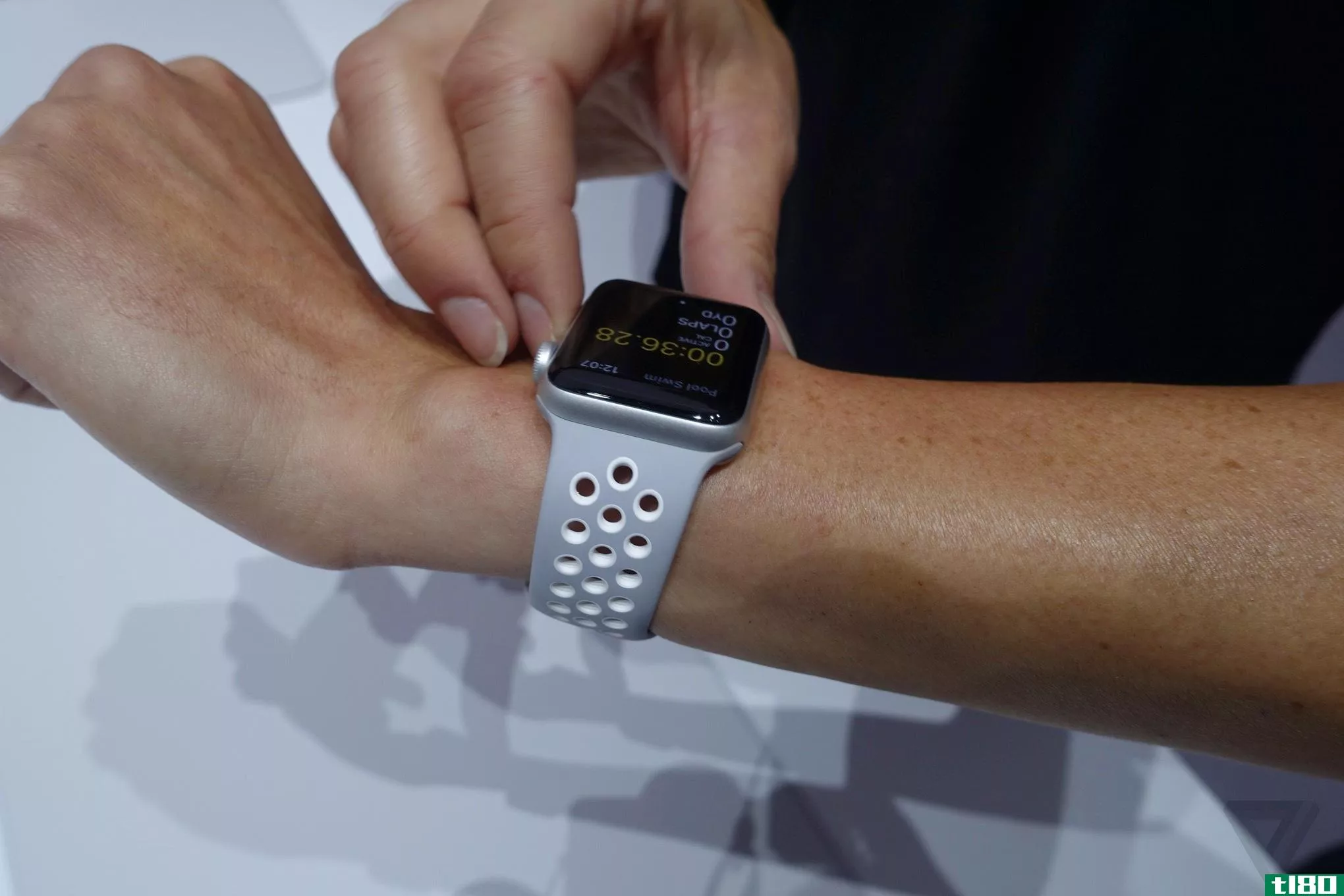 近距离观看全新apple watch系列2：防水、内置gps和nike主题手表