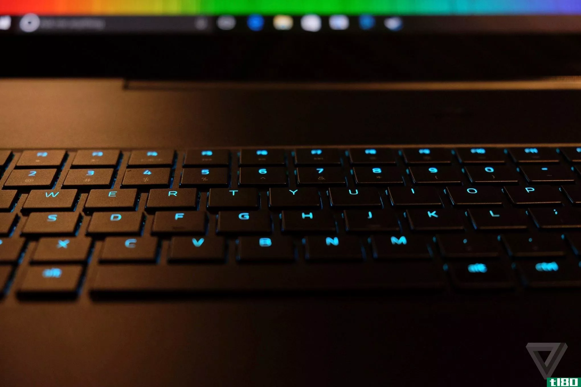 razer新推出的17英寸游戏笔记本电脑有一个惊人的机械键盘，售价3699美元