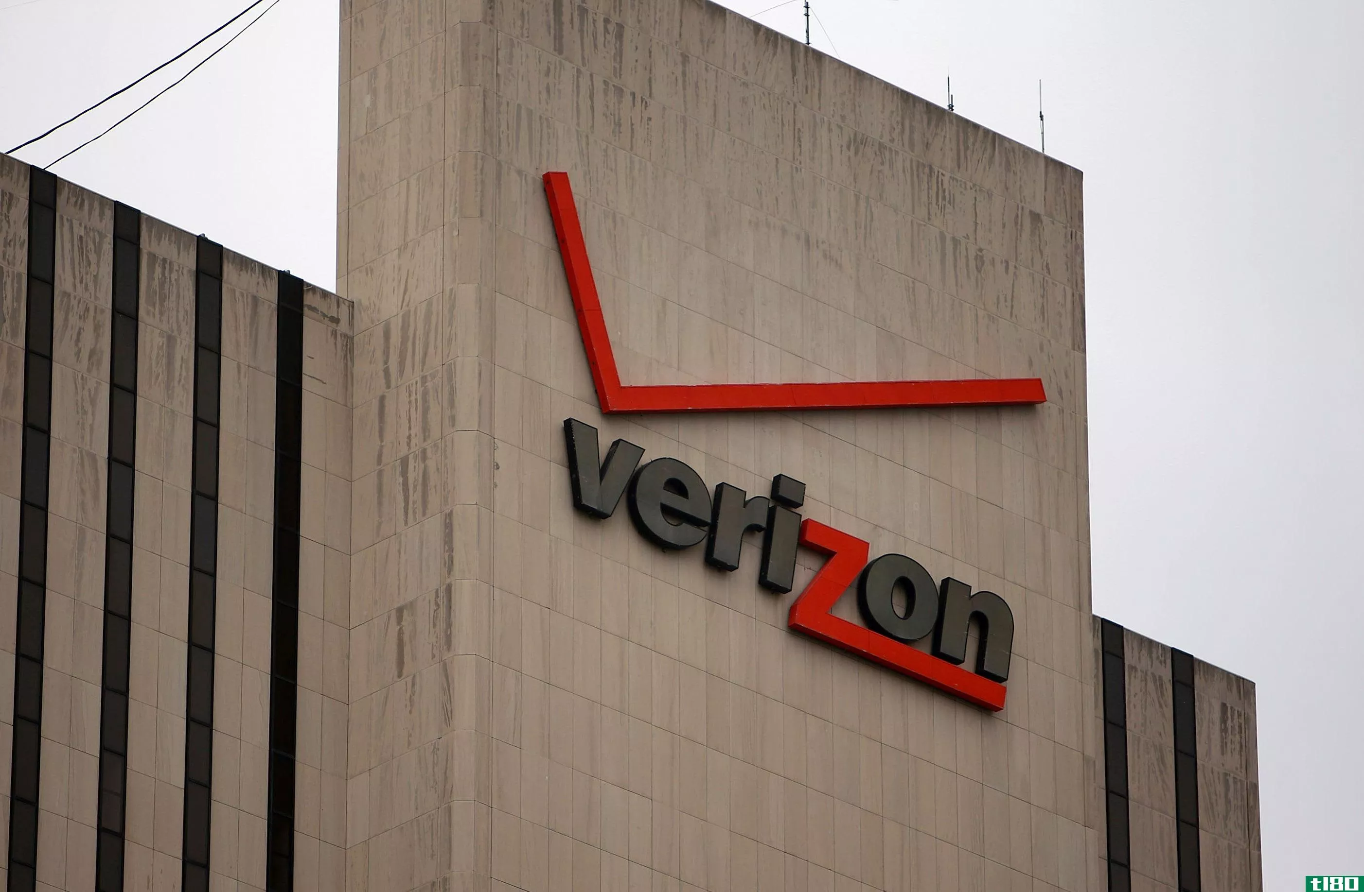 verizon同意以48.3亿美元收购雅虎