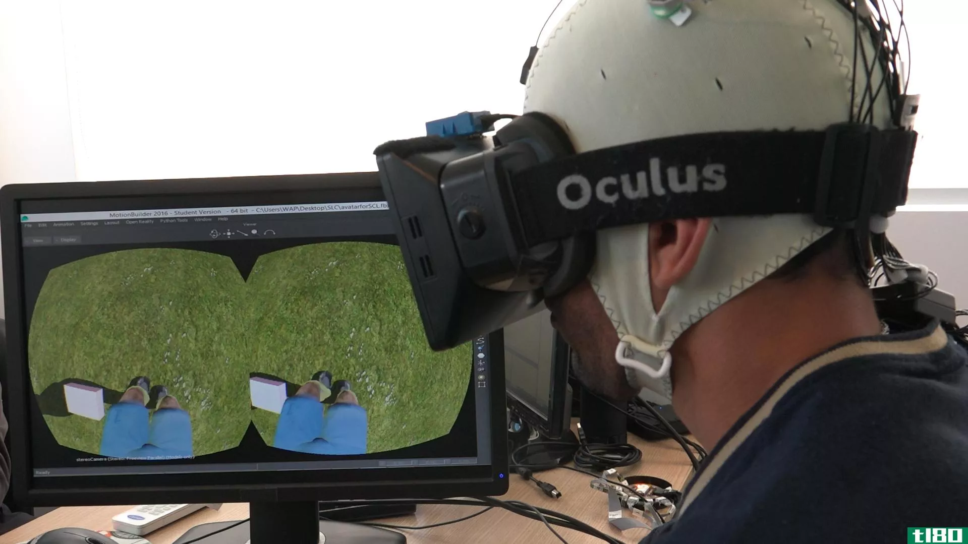 虚拟现实和外骨骼帮助截瘫患者再次行走
