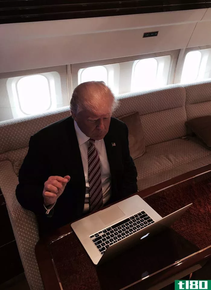 唐纳德·特朗普实际上用一台笔记本电脑做他的reddit
