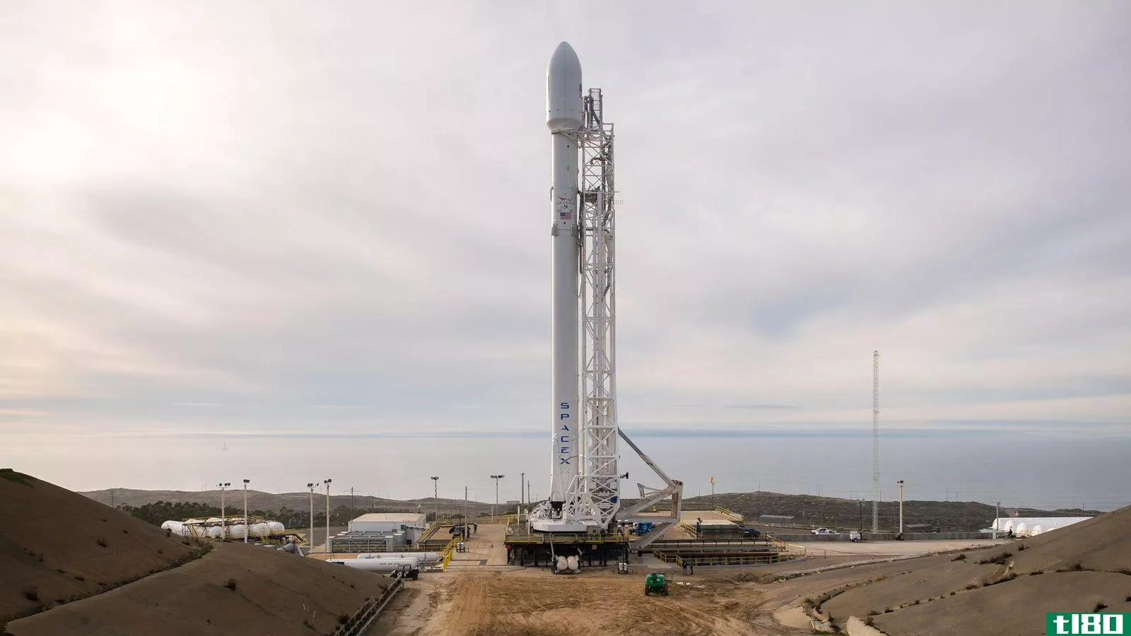 spacex表示，它可以继续从另外两个发射台发射“猎鹰9号”火箭