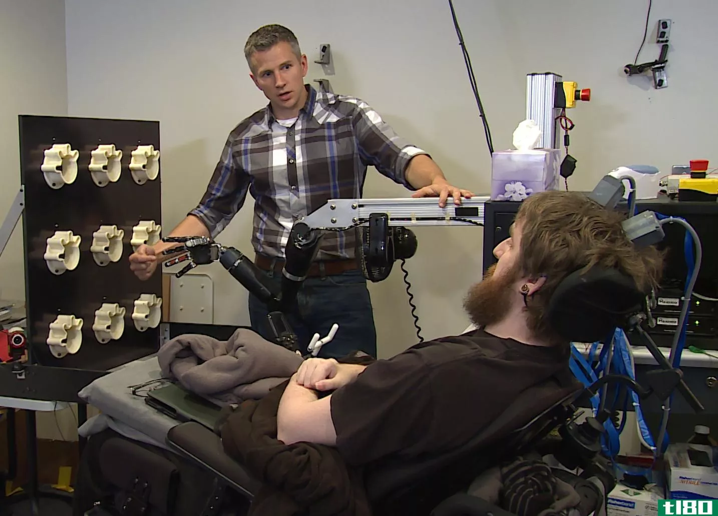 大脑芯片可以让瘫痪的人通过机械臂感受到触觉