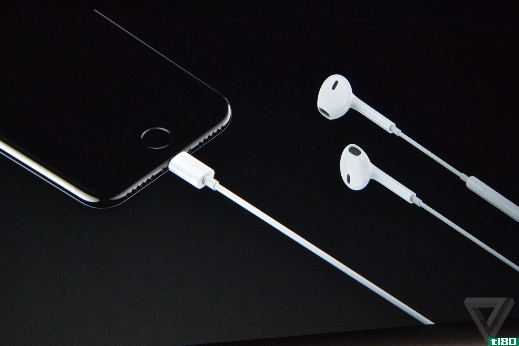 iPhone7将配备闪电耳塞