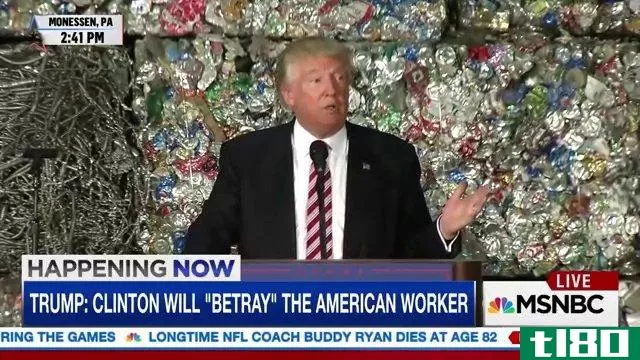 唐纳德·特朗普站在垃圾堆前，等待妙语