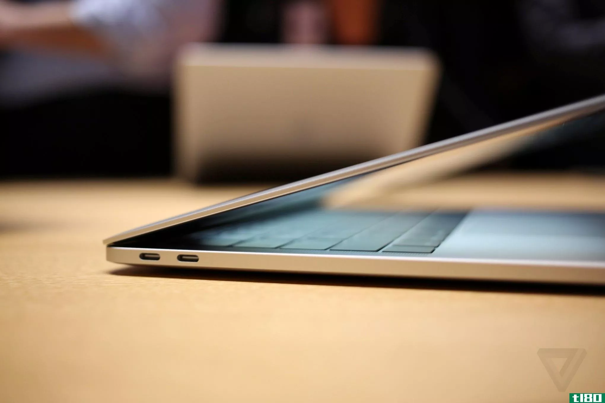 你需要一个适配器（或一根新的电缆）将你的iphone插入新的macbook pros
