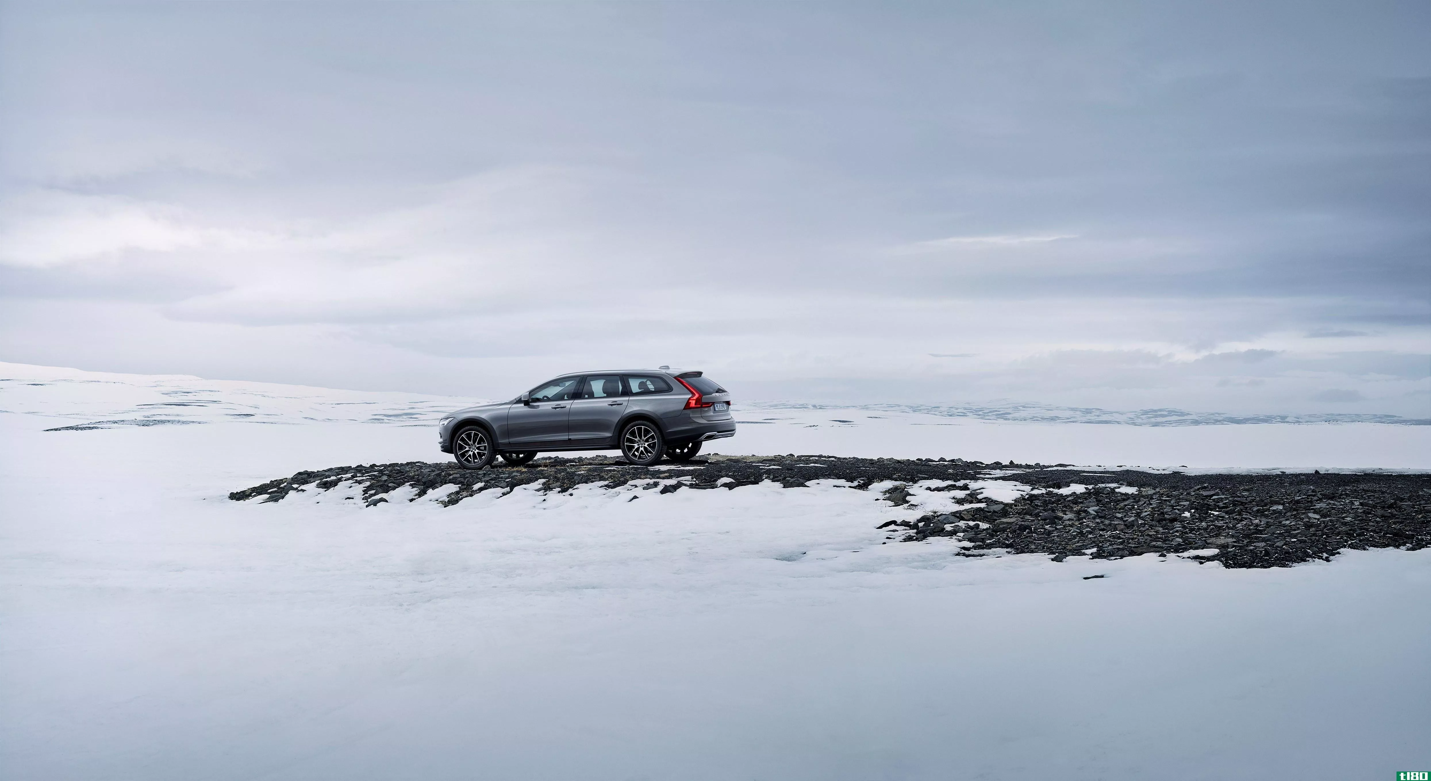 一些新的Volvo会互相交谈，警告司机道路湿滑