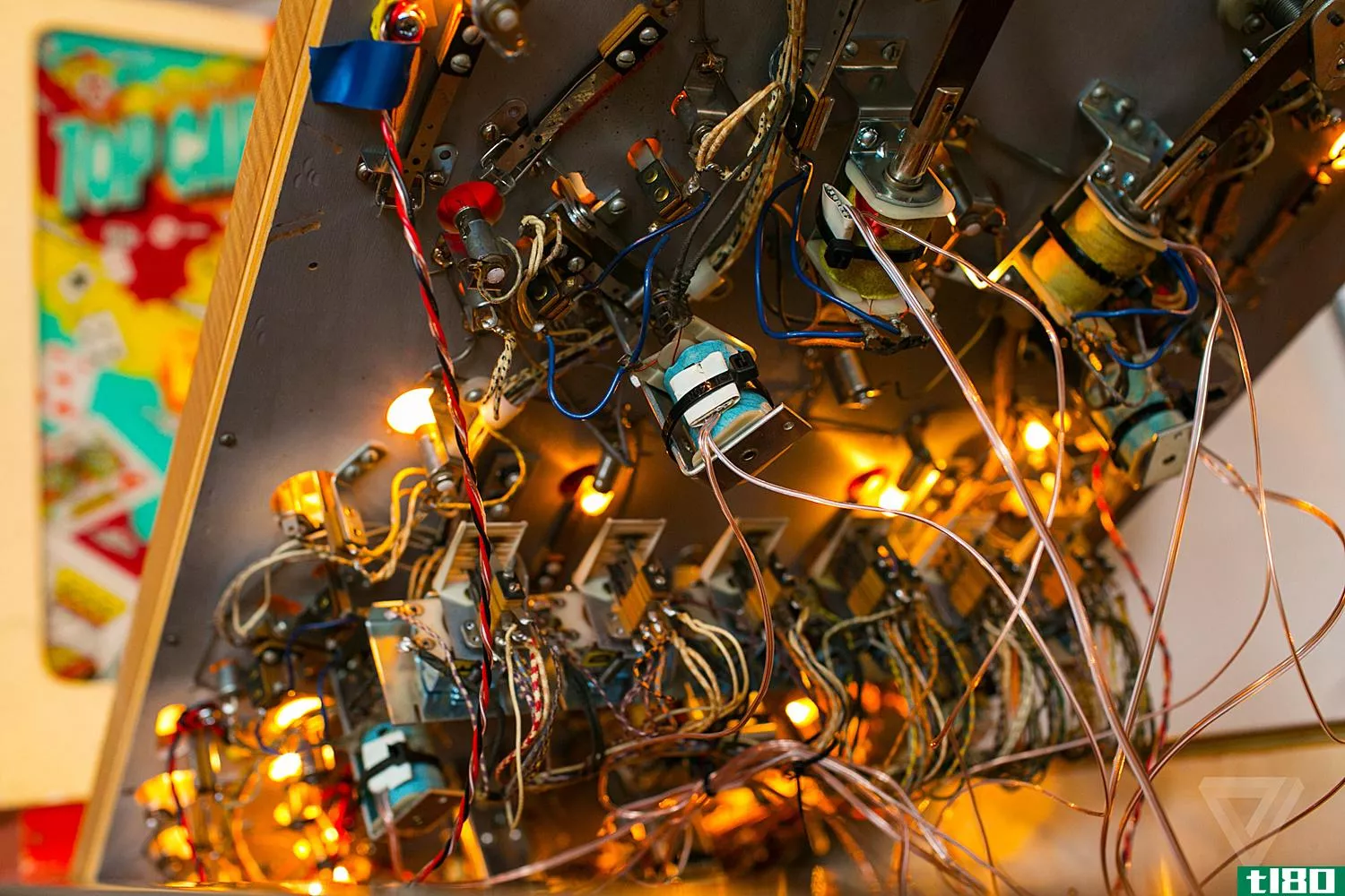 一个模拟弹球柜正在被改造成一个数字艺术机器