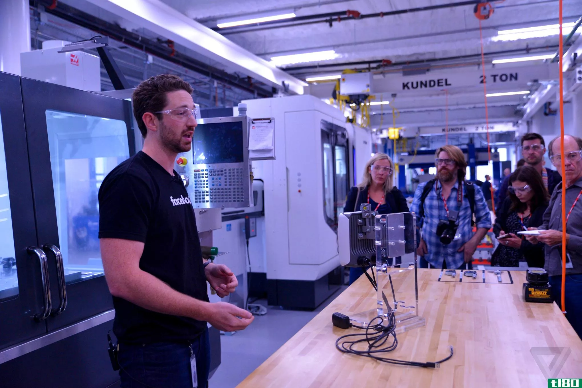 facebook的新硬件实验室是为oculus和互联网无人机建造的