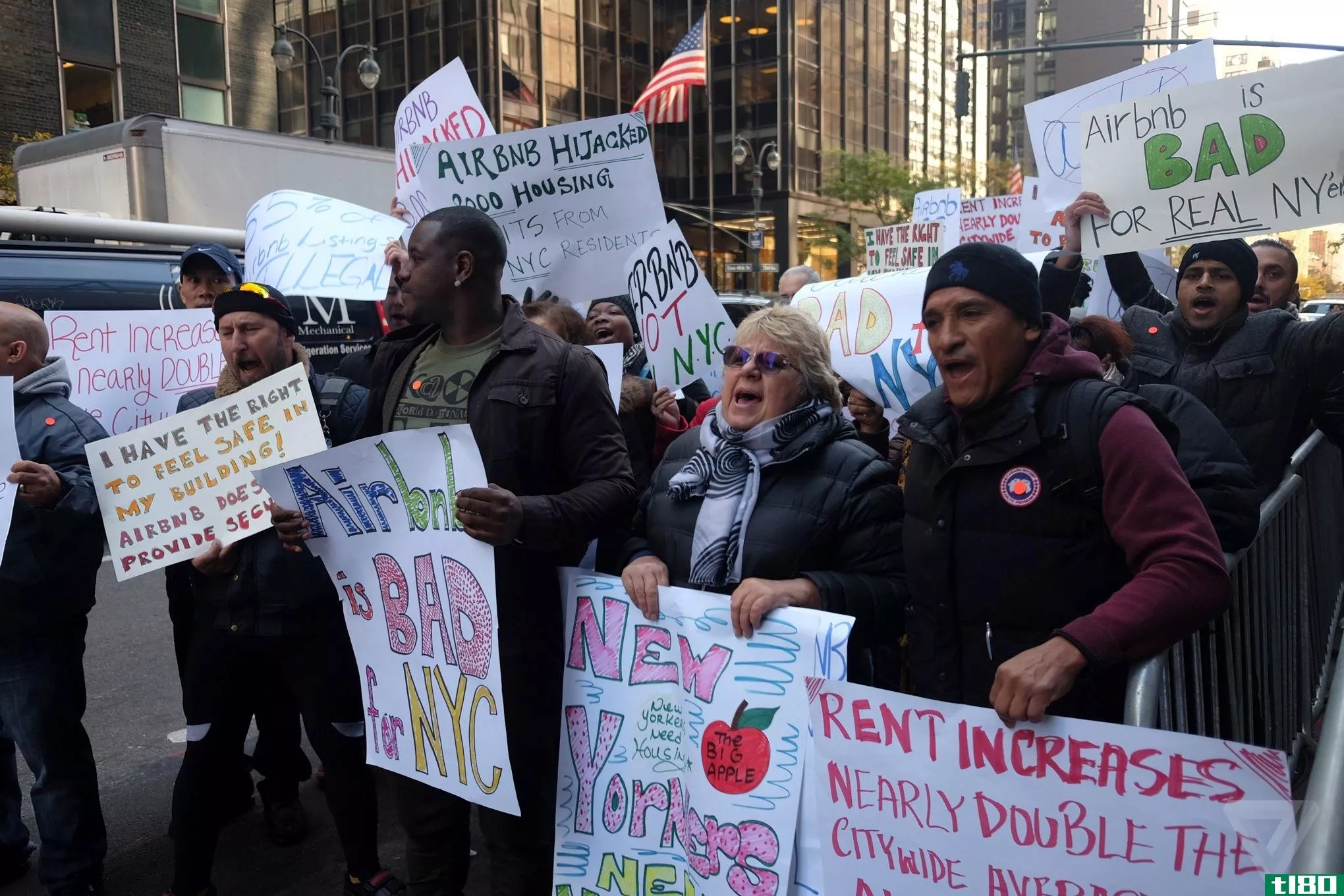 airbnb的主人在纽约州长办公室外抗议新的租赁法